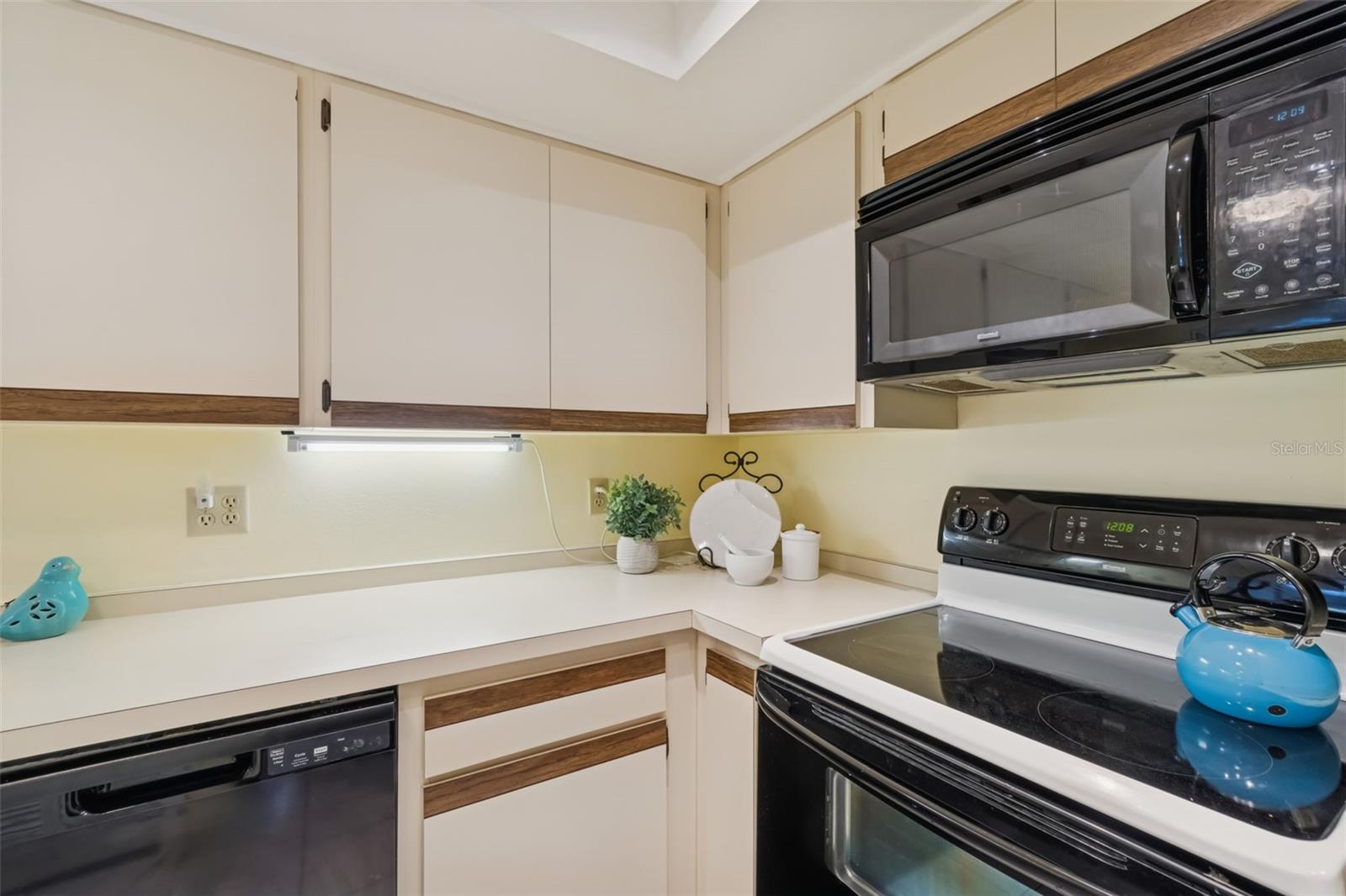 Image 15 of 59 For 486 Lakeview Drive 54