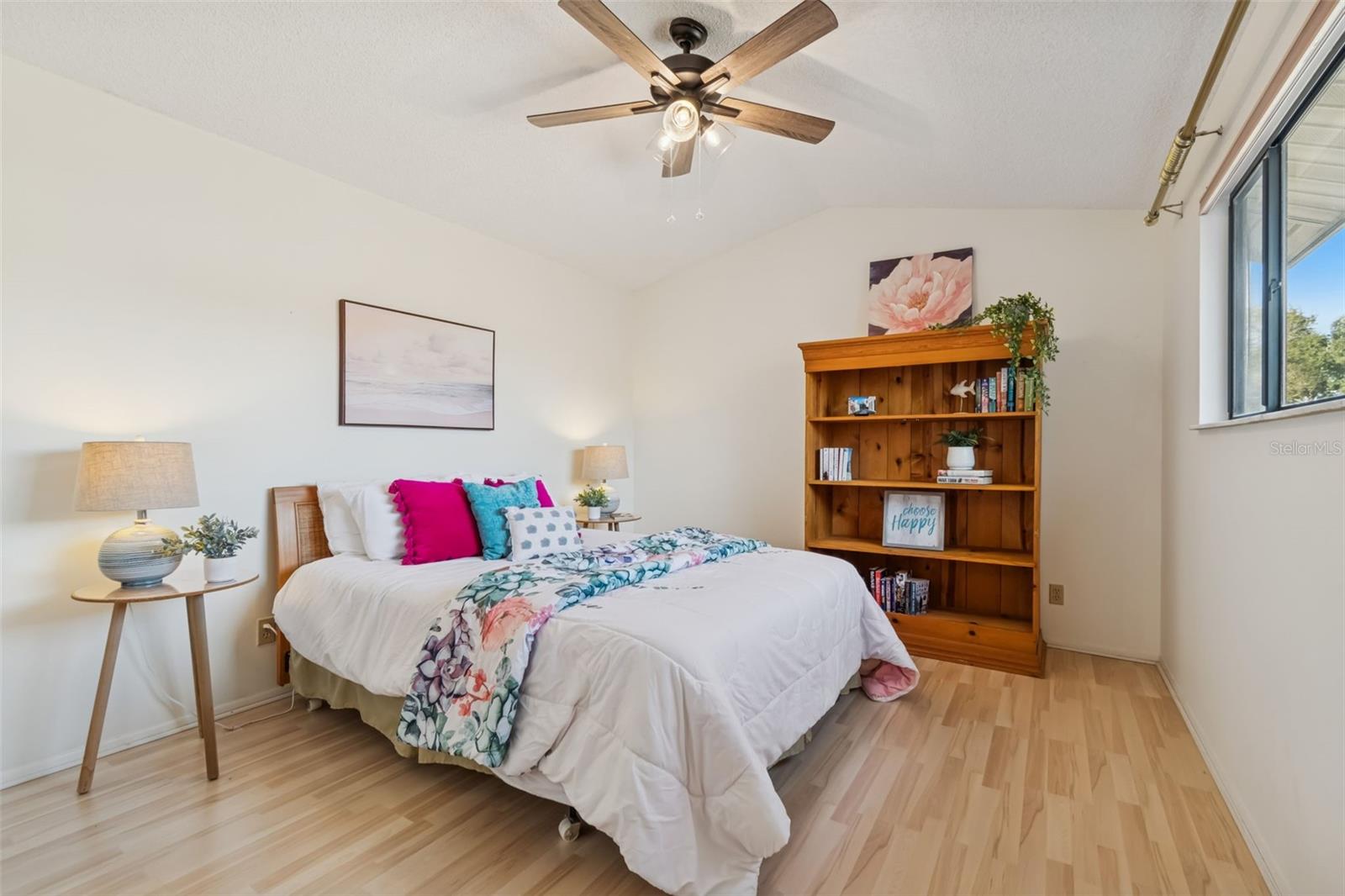 Image 25 of 59 For 486 Lakeview Drive 54