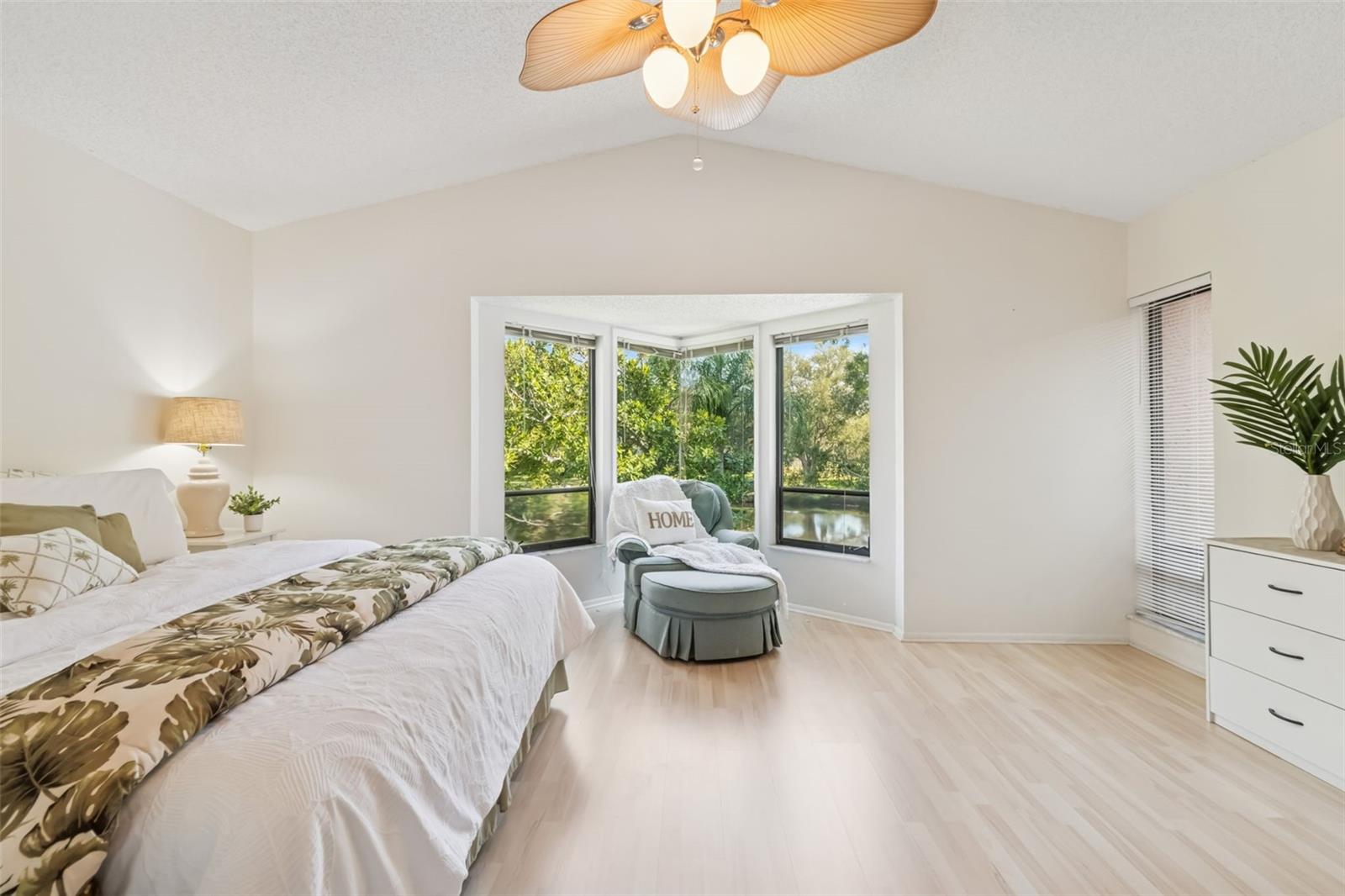 Image 35 of 59 For 486 Lakeview Drive 54