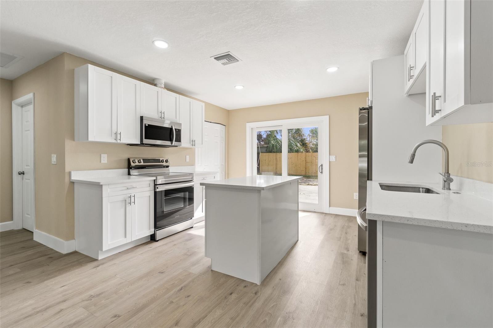 Listing photo id 4 for 2708 Nassau Street