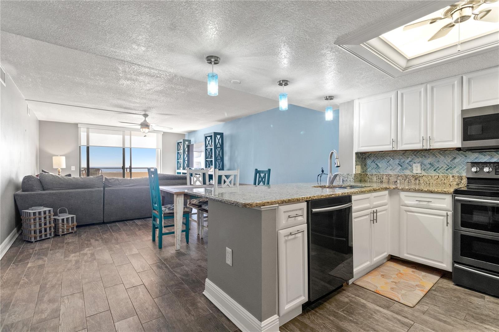 Listing photo id 7 for 6035 Sea Ranch Drive 415
