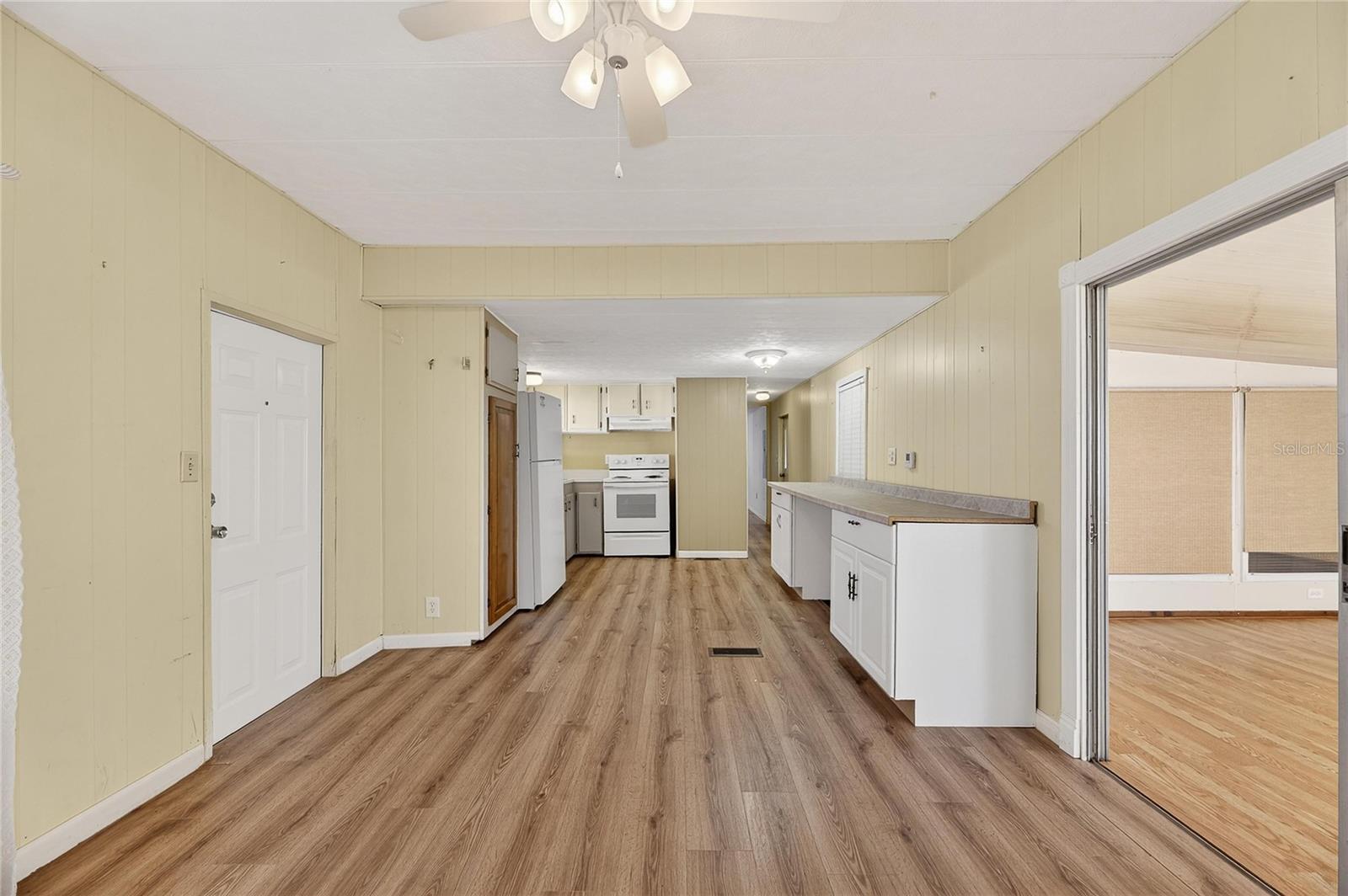 Listing photo id 3 for 38644 Remora Avenue