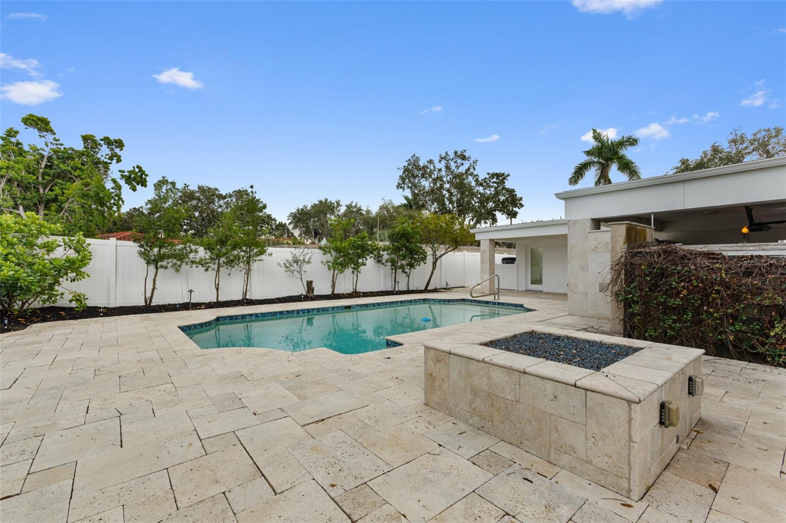 Listing photo id 28 for 115 Rafael Boulevard Ne