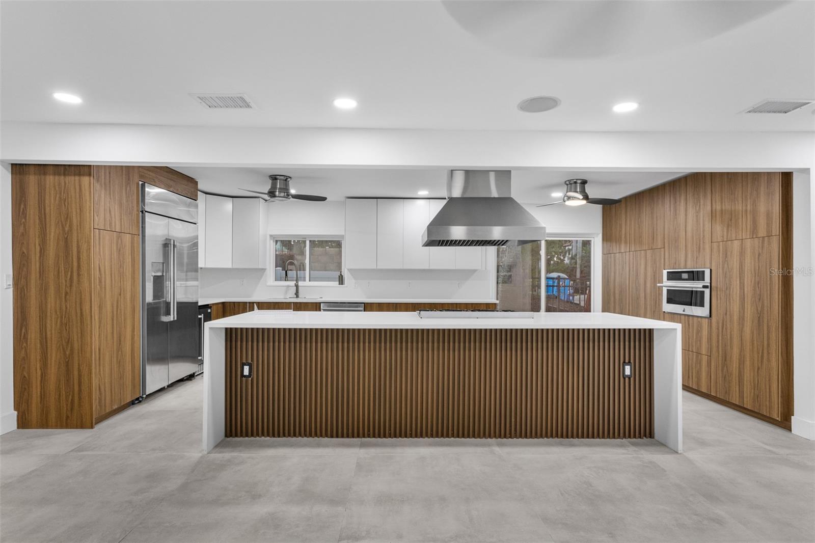 Listing photo id 3 for 115 Rafael Boulevard Ne