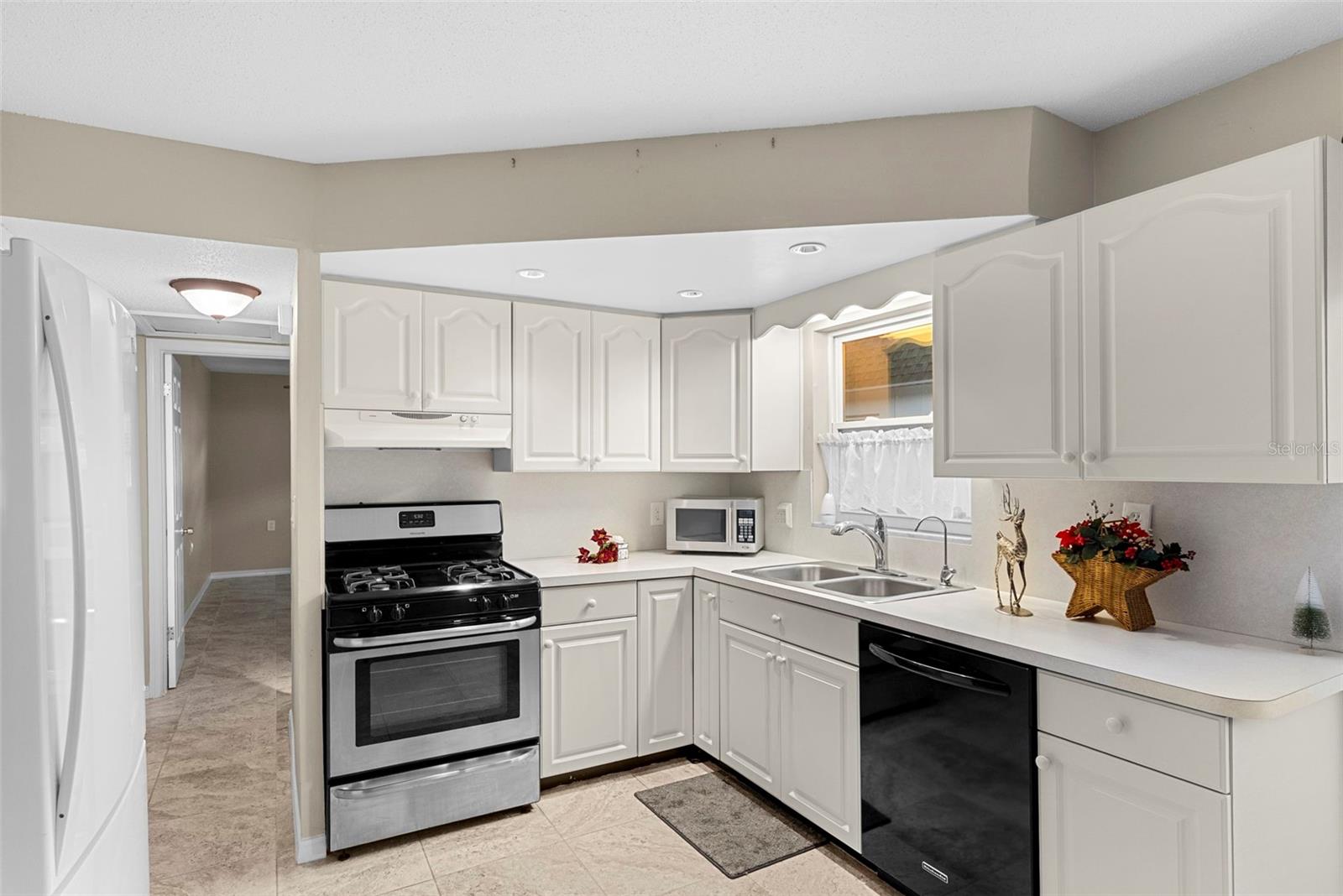 Listing photo id 3 for 7861 38th Terrace N