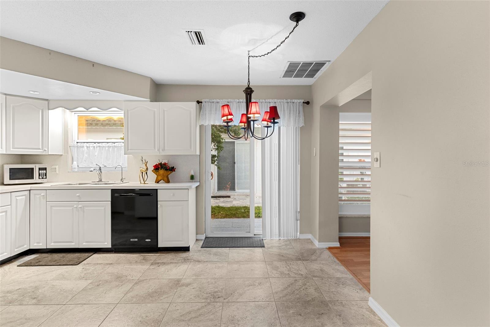 Listing photo id 4 for 7861 38th Terrace N