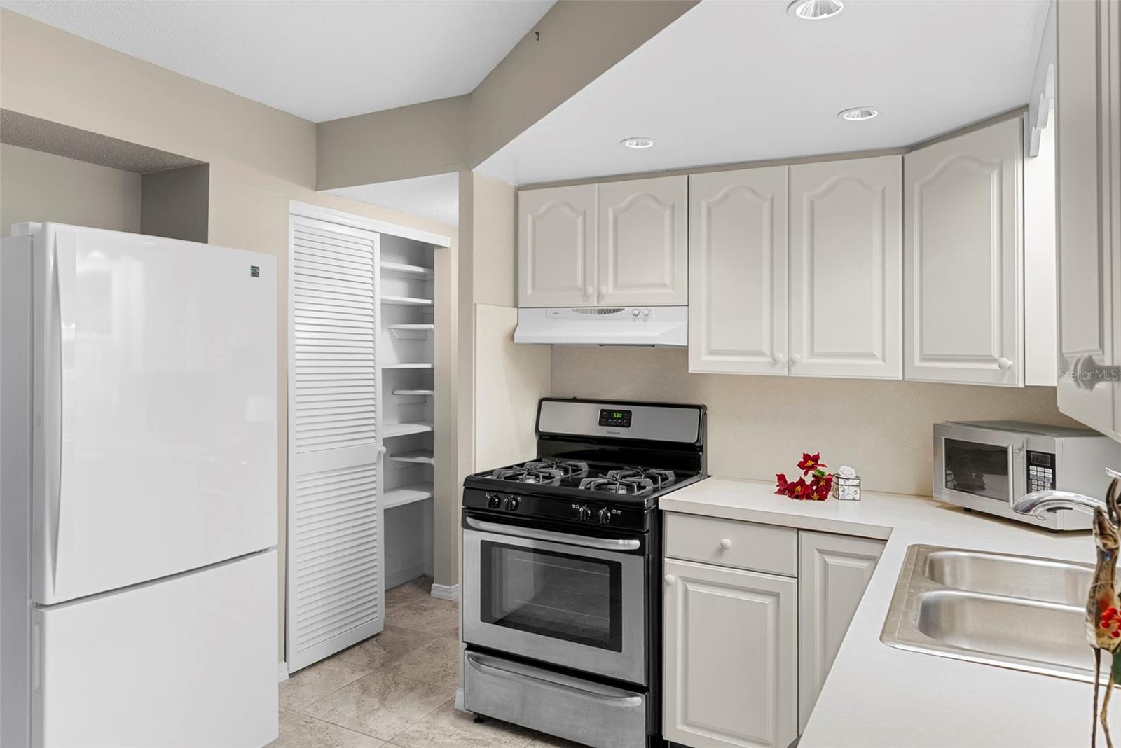 Listing photo id 5 for 7861 38th Terrace N