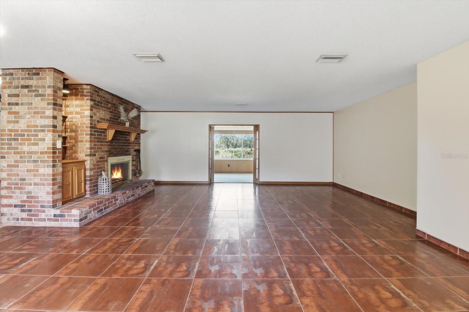 Image 7 of 52 For 870 Country Club Drive