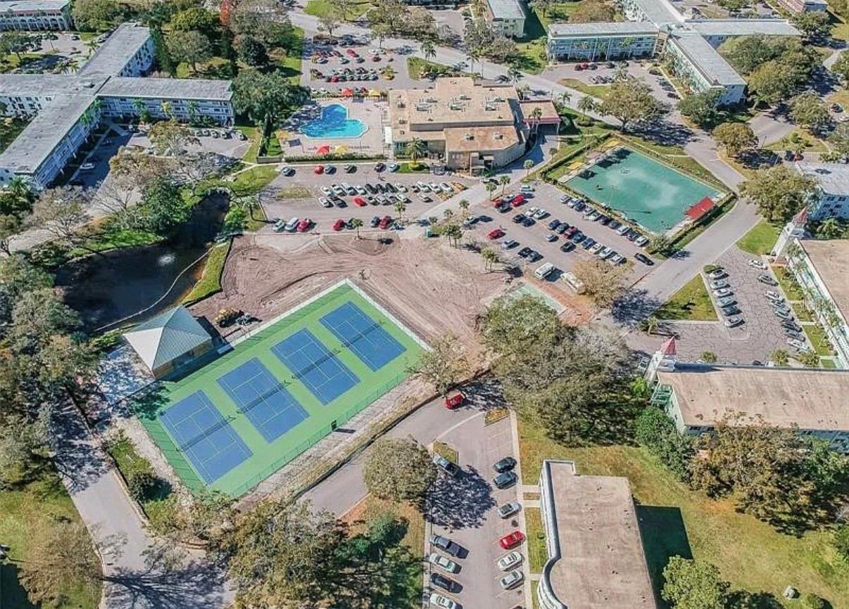 Image 25 of 41 For 2404 Florentine Way 32