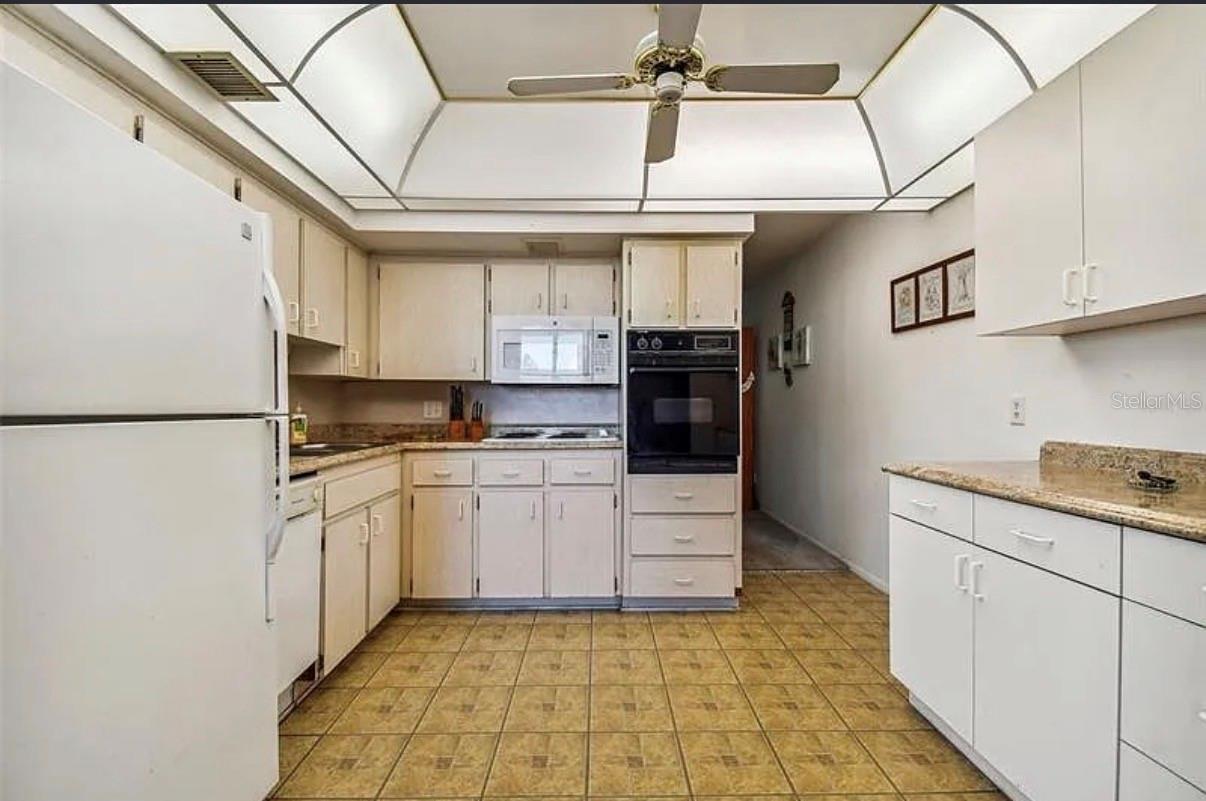 Image 8 of 41 For 2404 Florentine Way 32