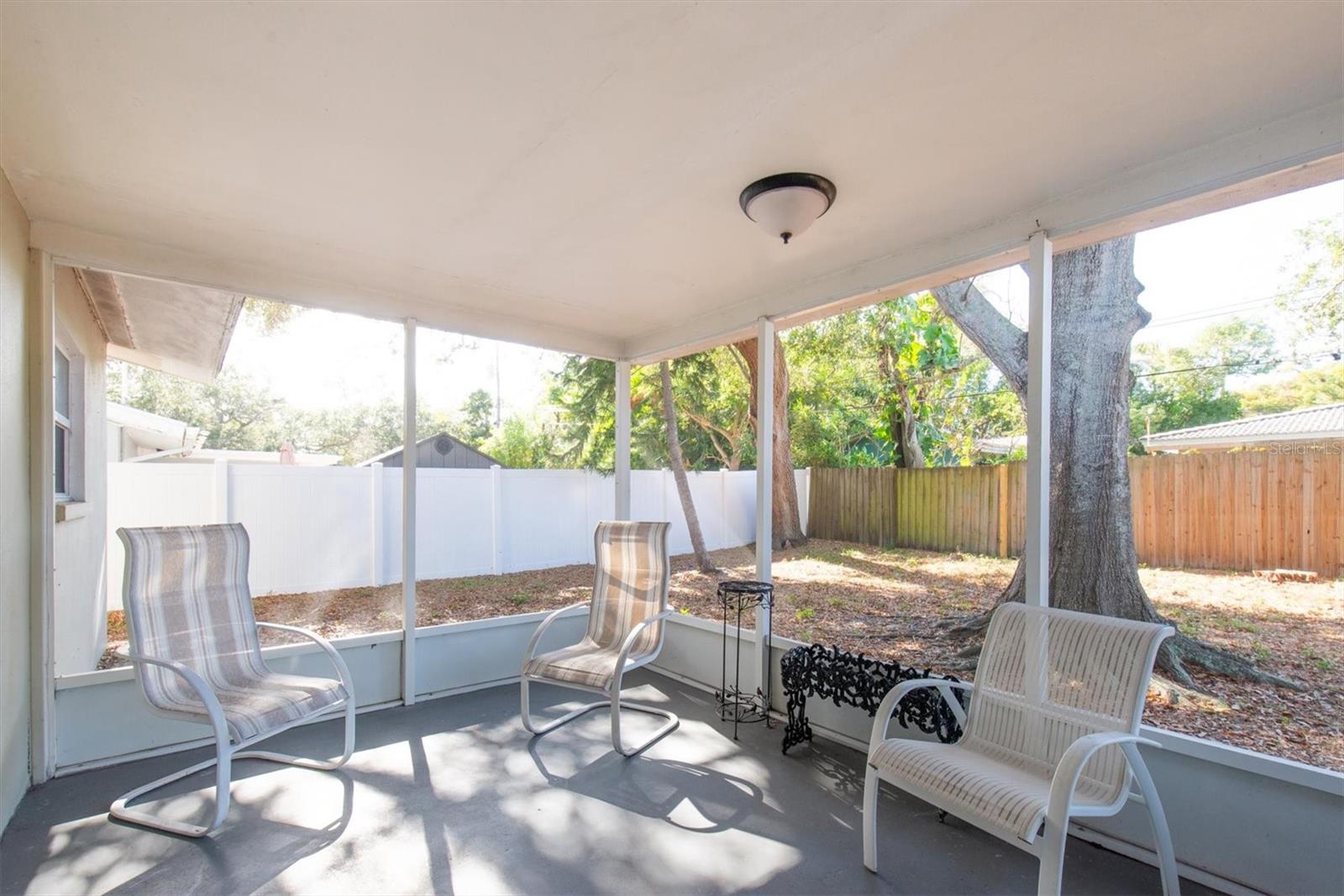 Image 21 of 29 For 1824 Chateau Drive W