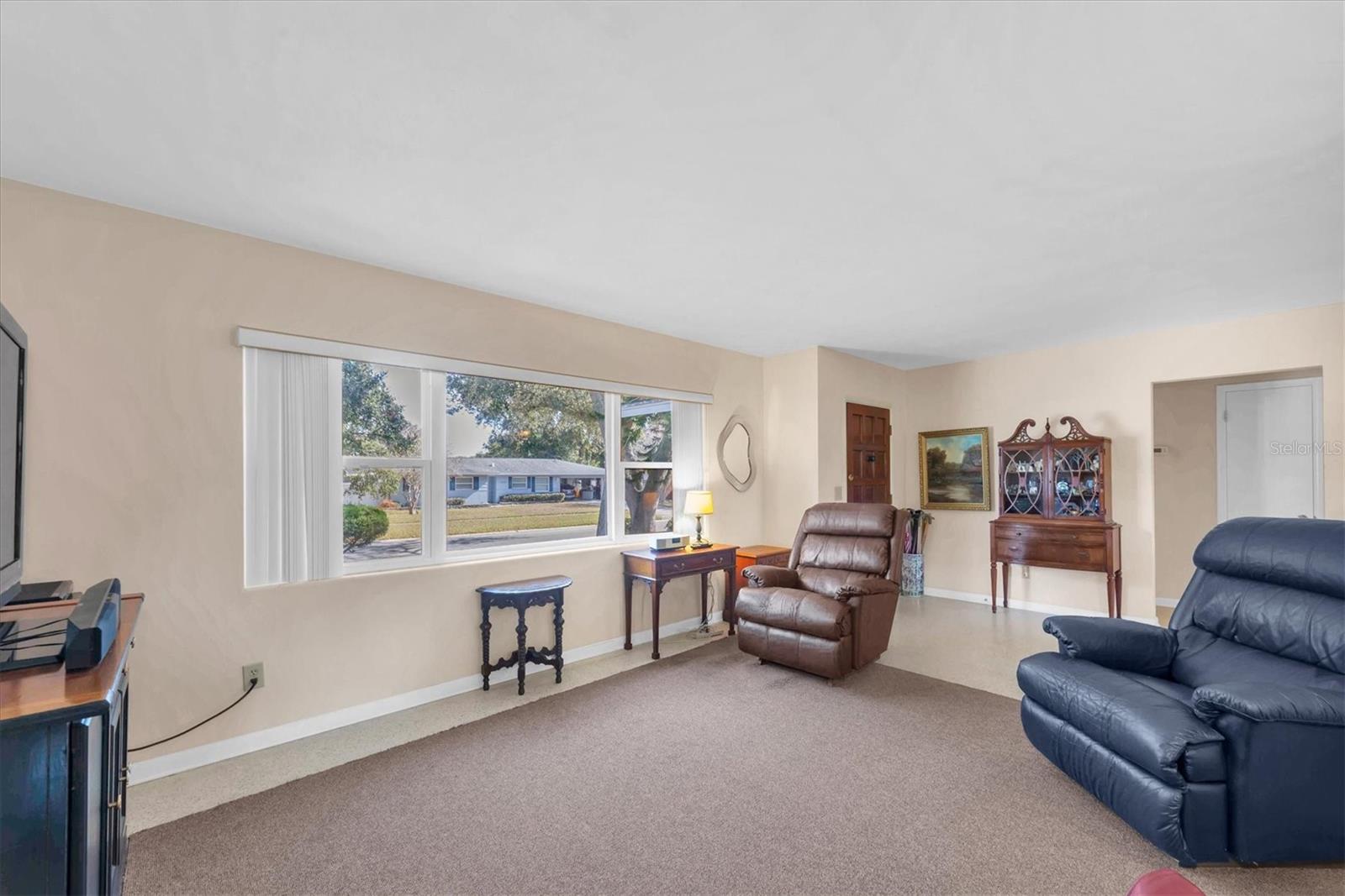 Image 5 of 29 For 1824 Chateau Drive W