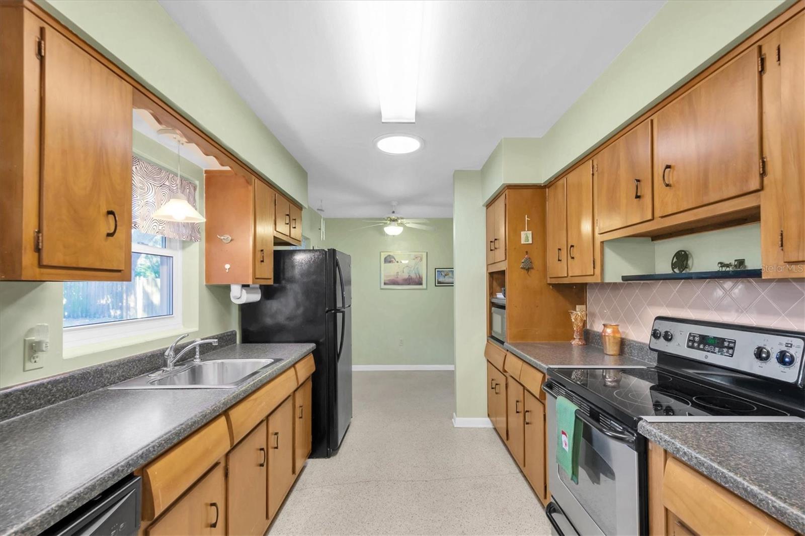 Image 9 of 29 For 1824 Chateau Drive W