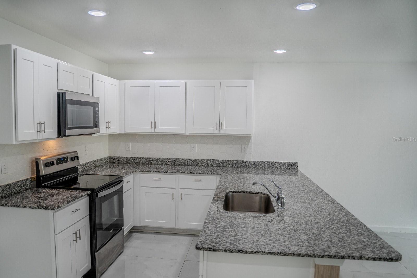 Image 4 of 5 For 8303 Begonia Street