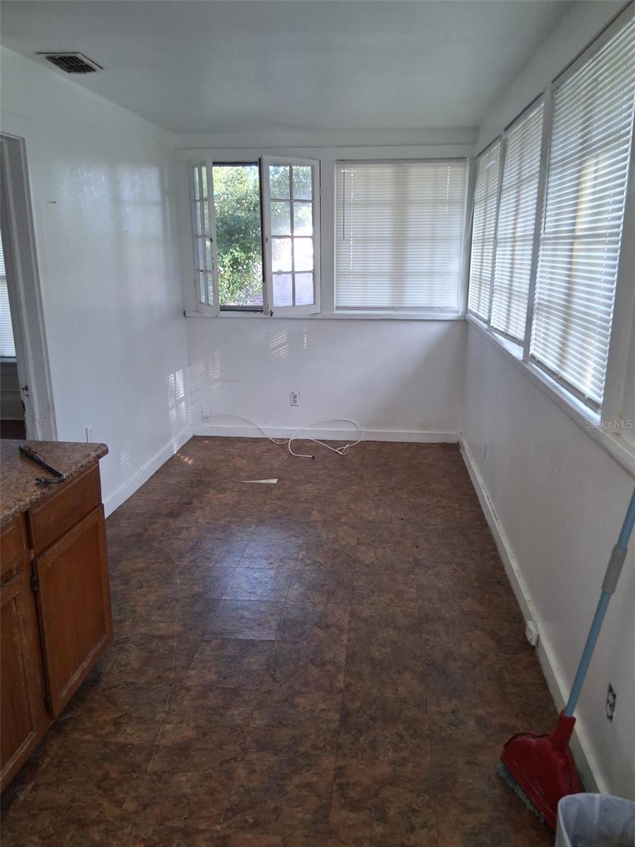 Image 3 of 7 For 808 Livingston Street 5