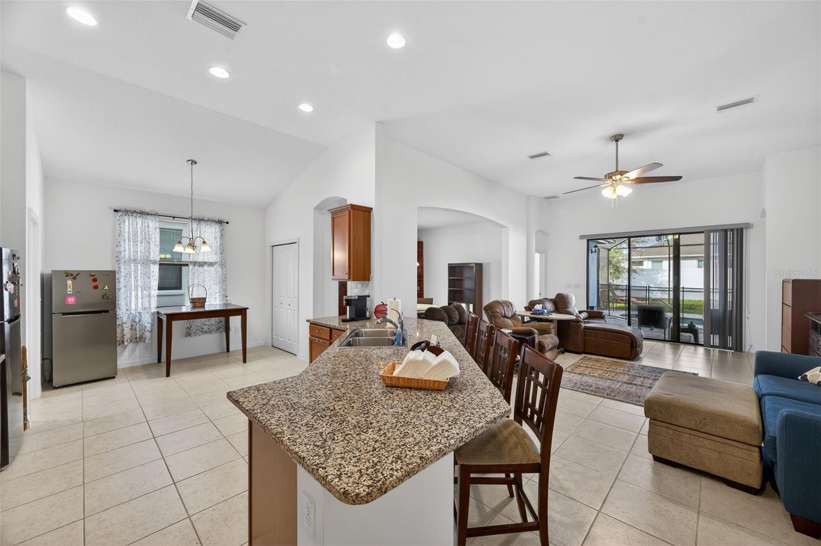 Listing photo id 6 for 13737 Garden Hills Drive