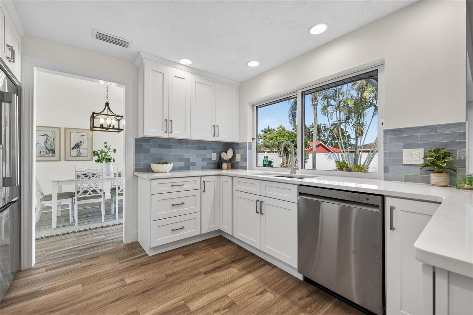 Listing photo id 11 for 2043 Tanglewood Way Ne