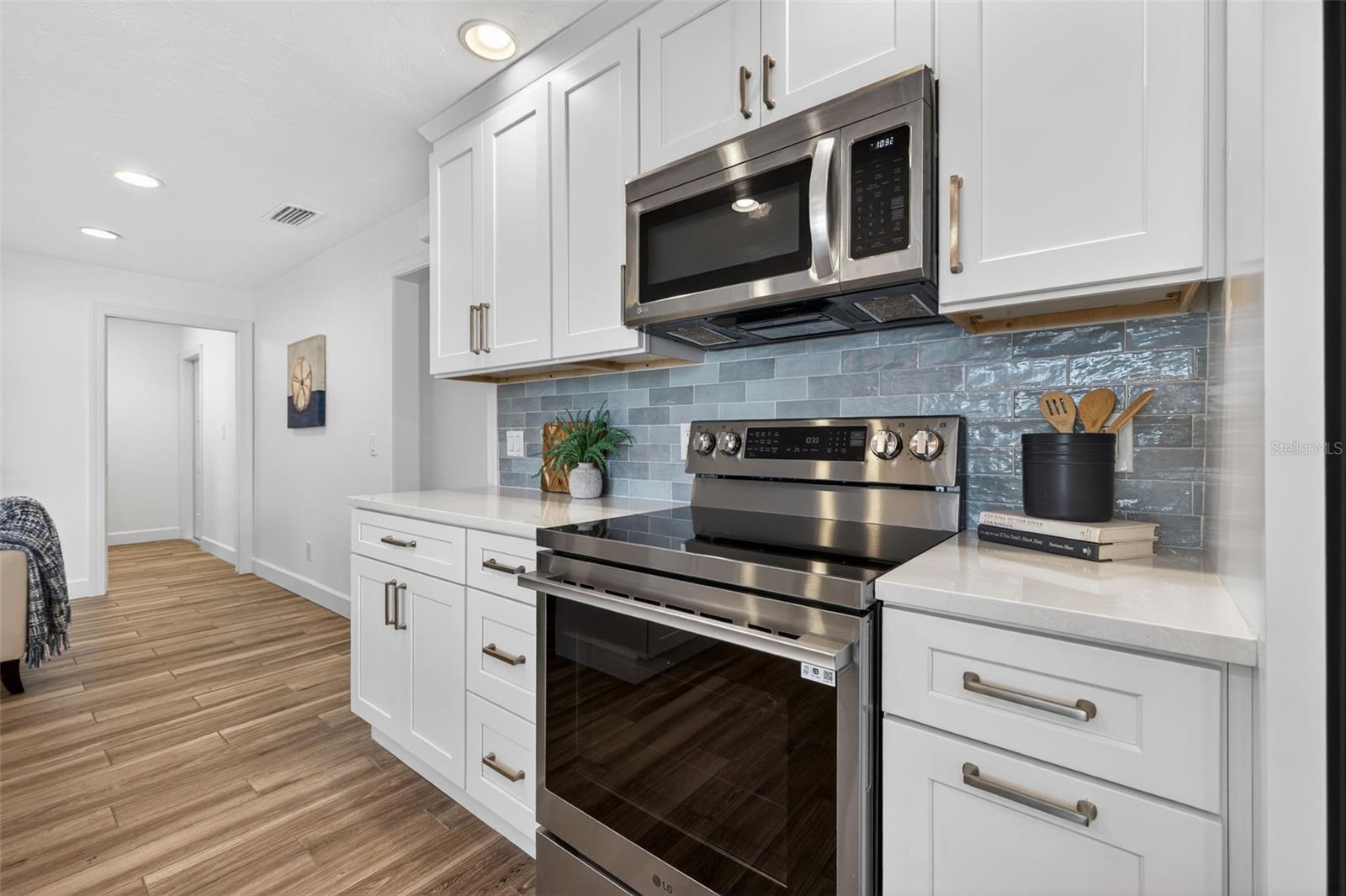 Listing photo id 13 for 2043 Tanglewood Way Ne