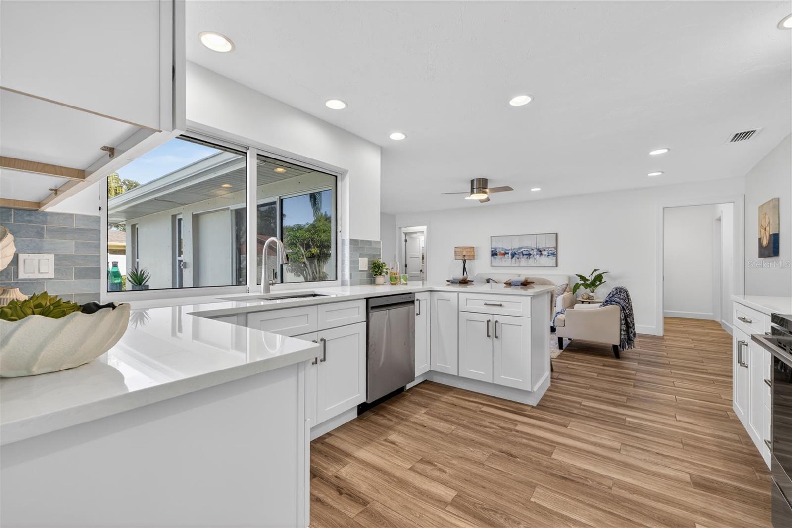 Listing photo id 14 for 2043 Tanglewood Way Ne