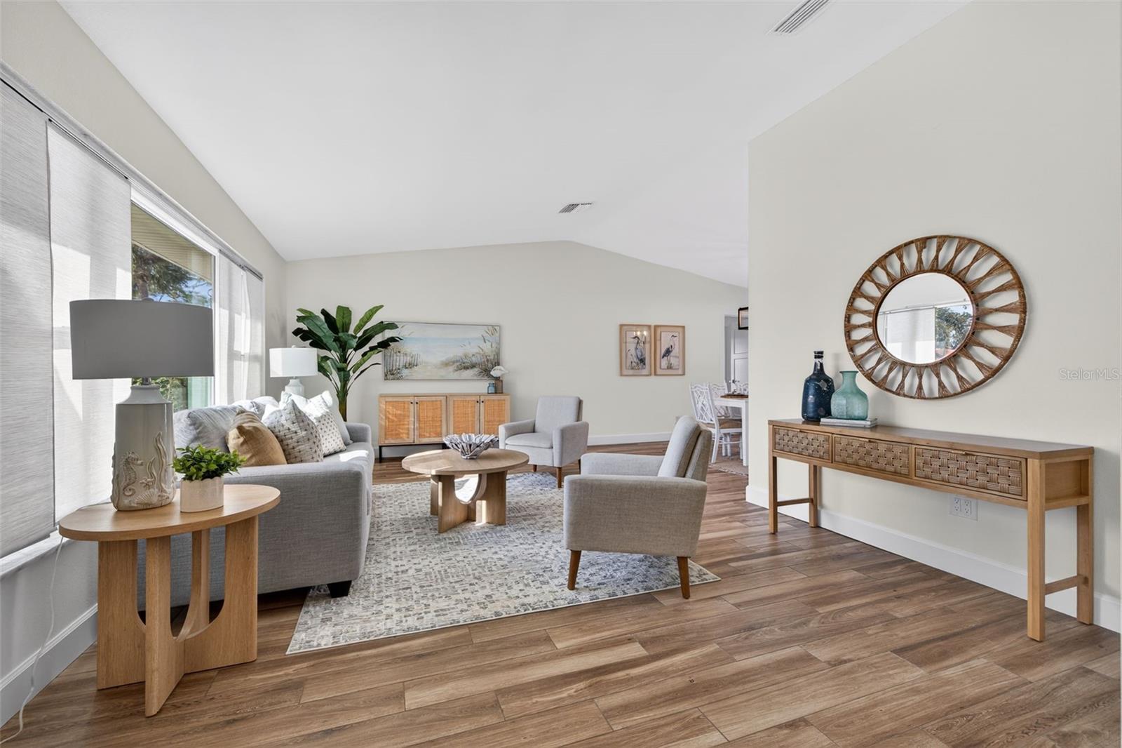 Listing photo id 3 for 2043 Tanglewood Way Ne