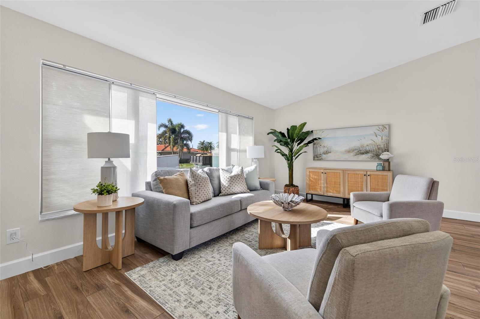 Listing photo id 4 for 2043 Tanglewood Way Ne