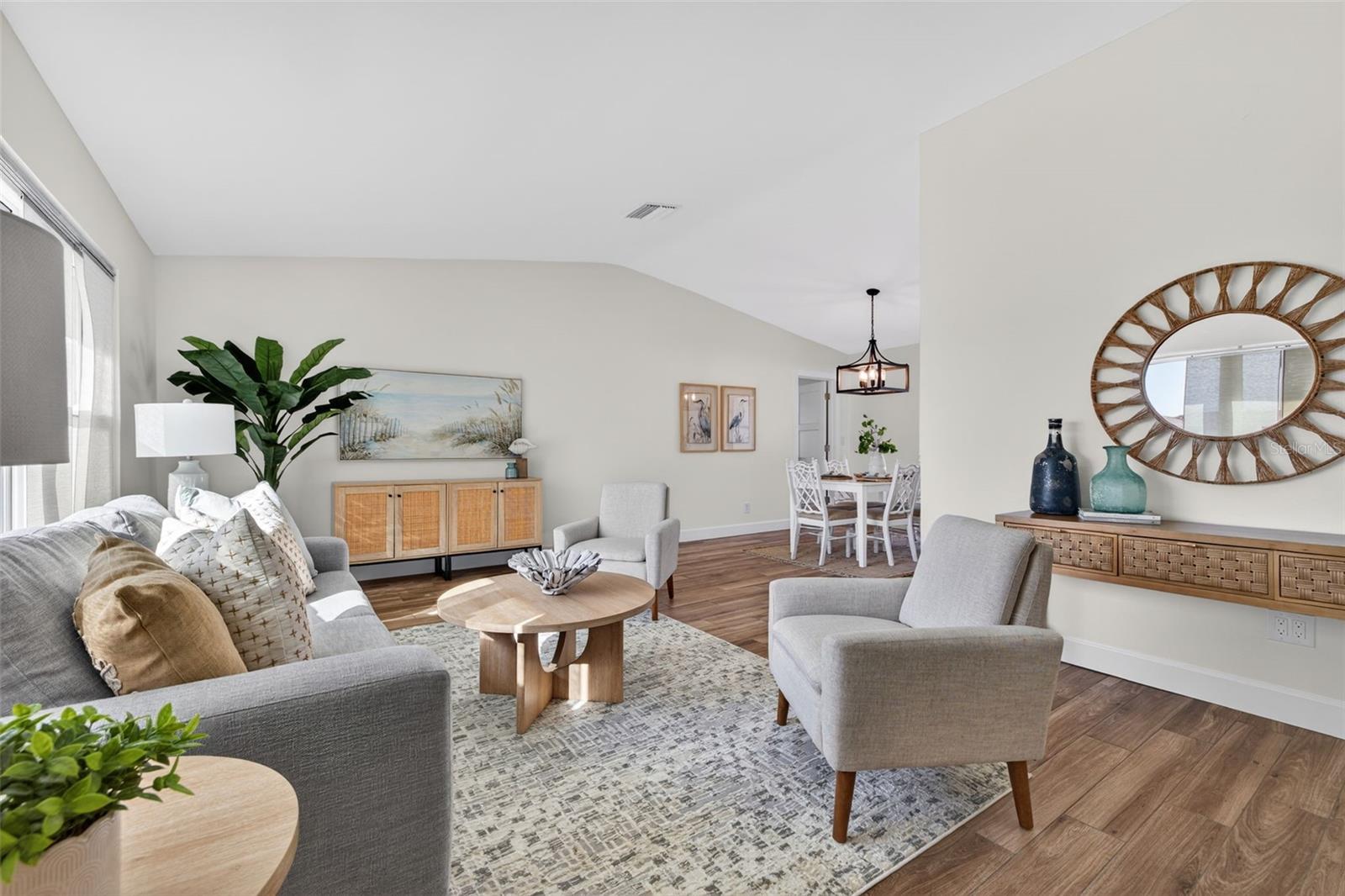 Listing photo id 5 for 2043 Tanglewood Way Ne