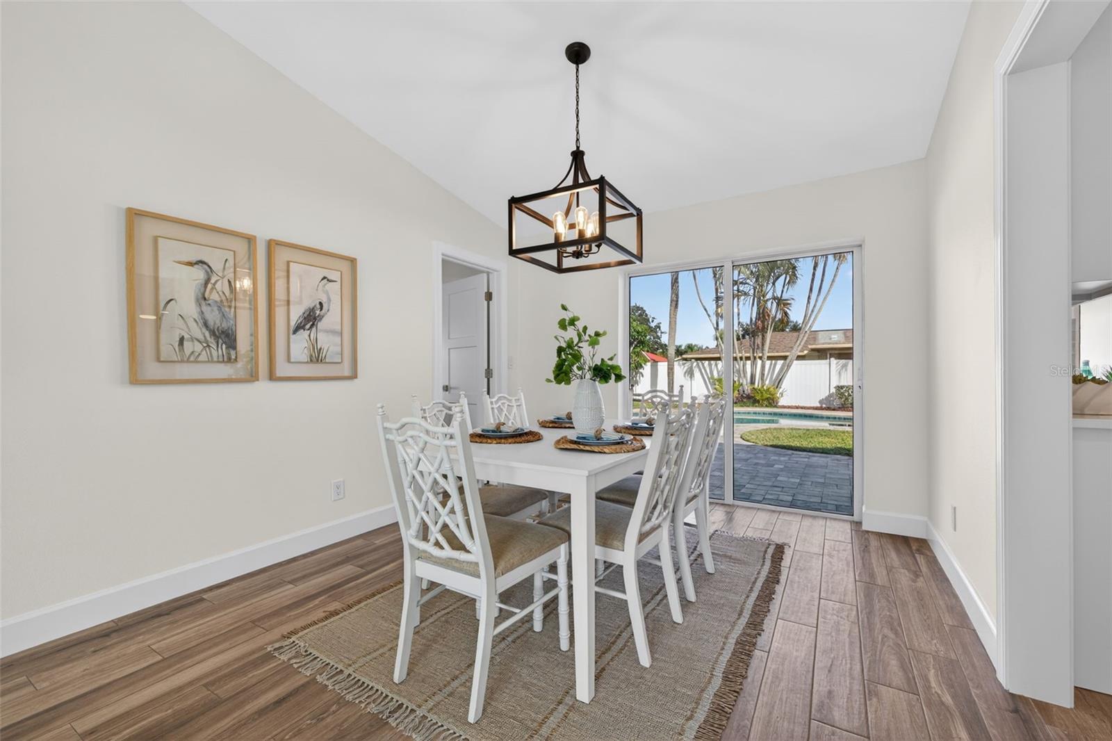 Listing photo id 7 for 2043 Tanglewood Way Ne