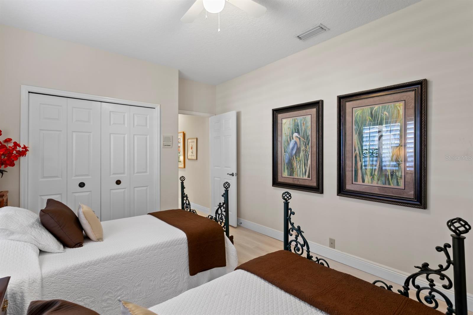 Listing photo id 44 for 16333 Birkdale Drive