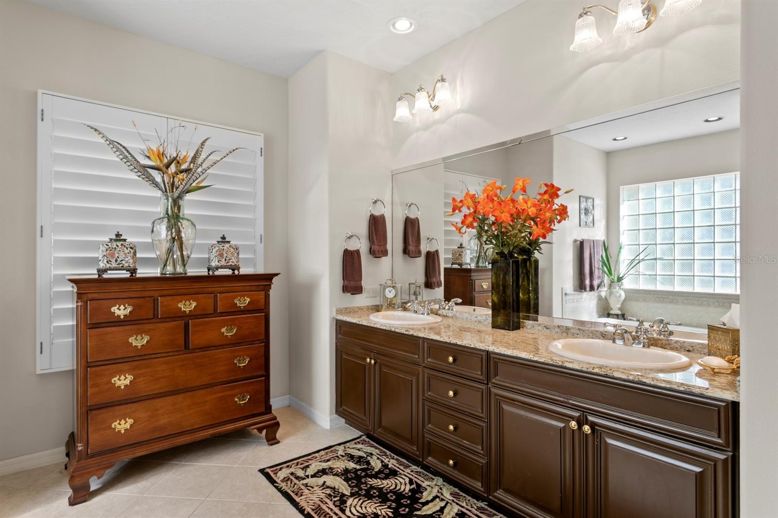 Listing photo id 5 for 16333 Birkdale Drive