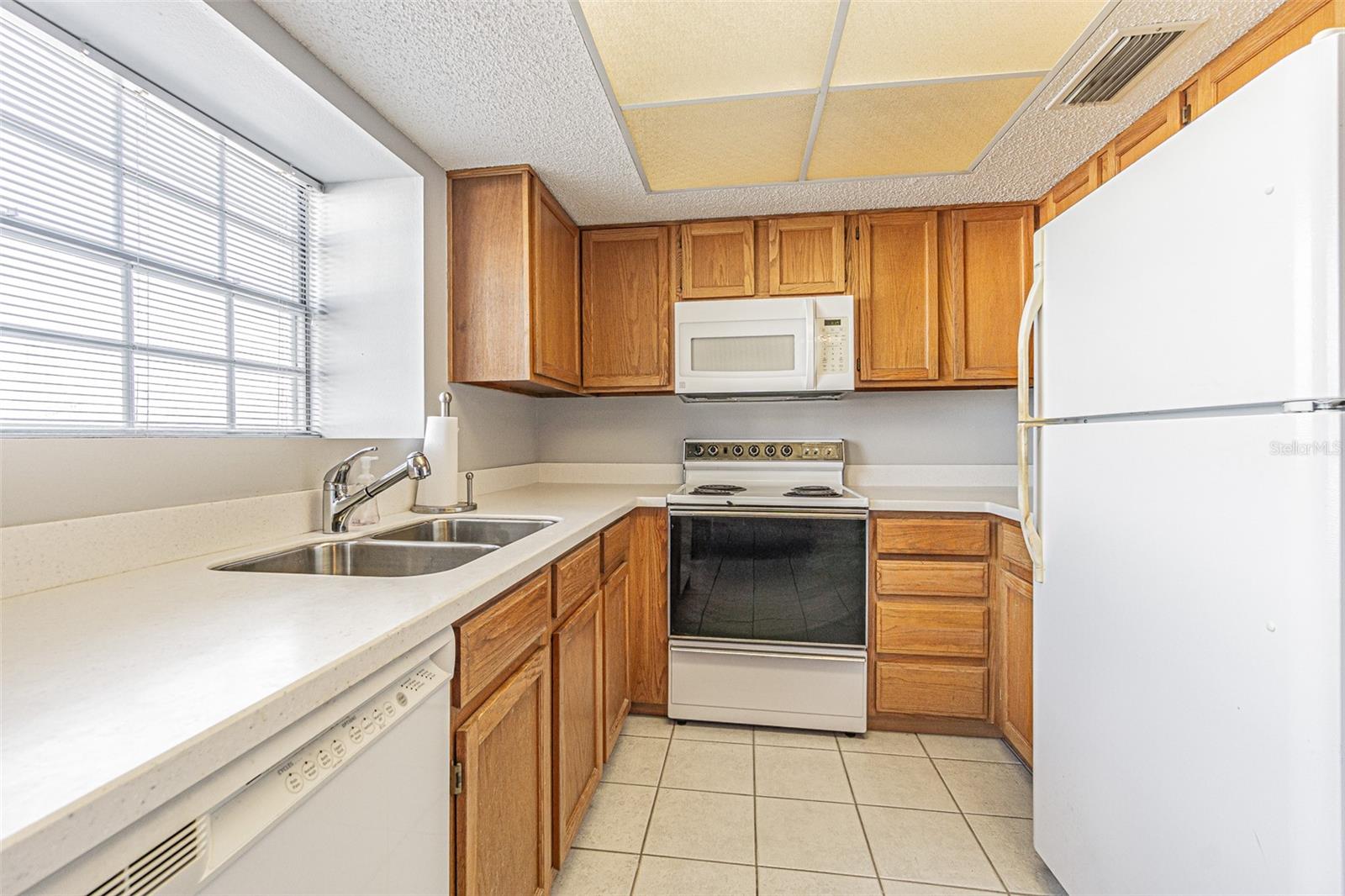 Listing photo id 2 for 17960 Gulf Boulevard 208
