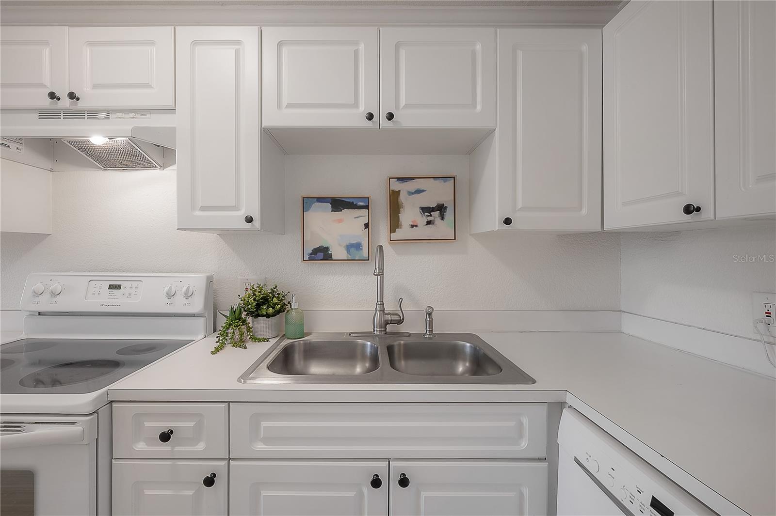 Image 24 of 55 For 13720 Orange Sunset Drive 201