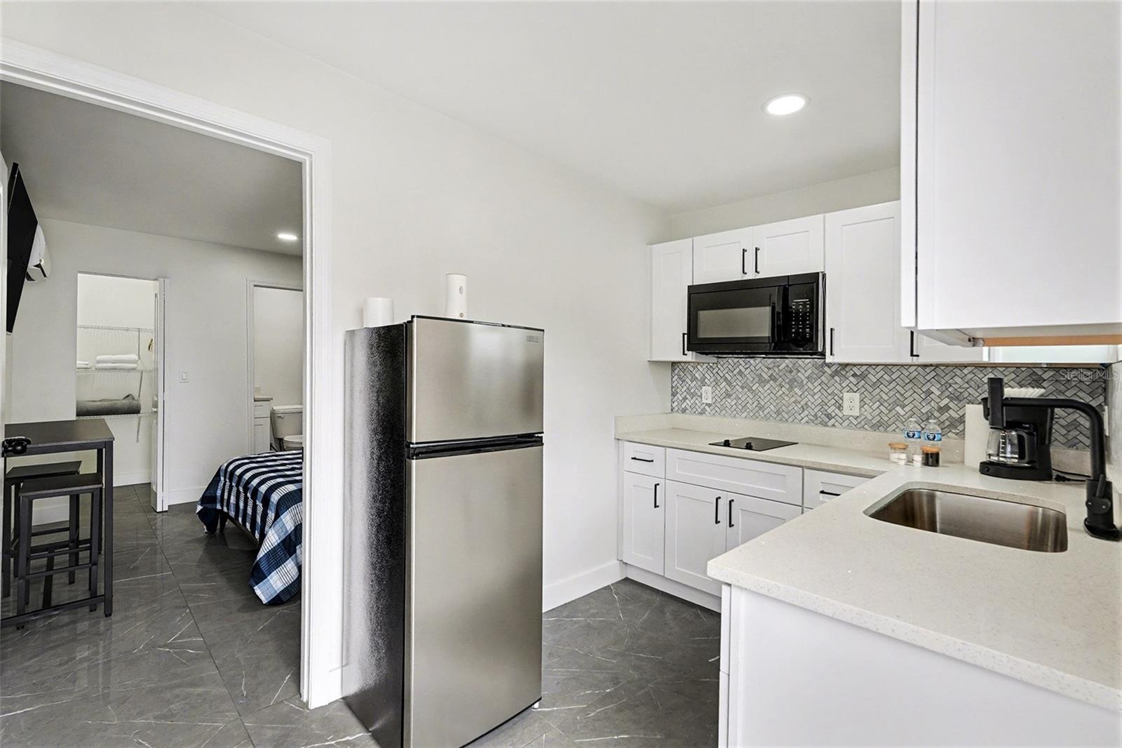 Image 16 of 33 For 611 Huntington Street