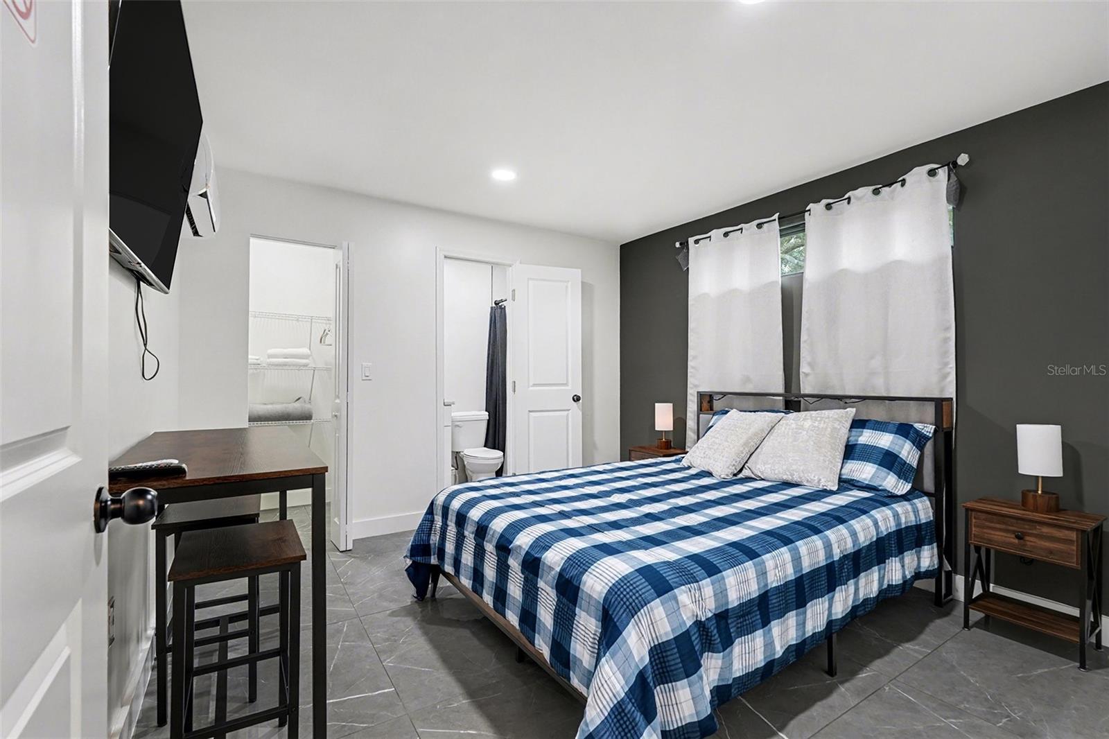 Image 17 of 33 For 611 Huntington Street