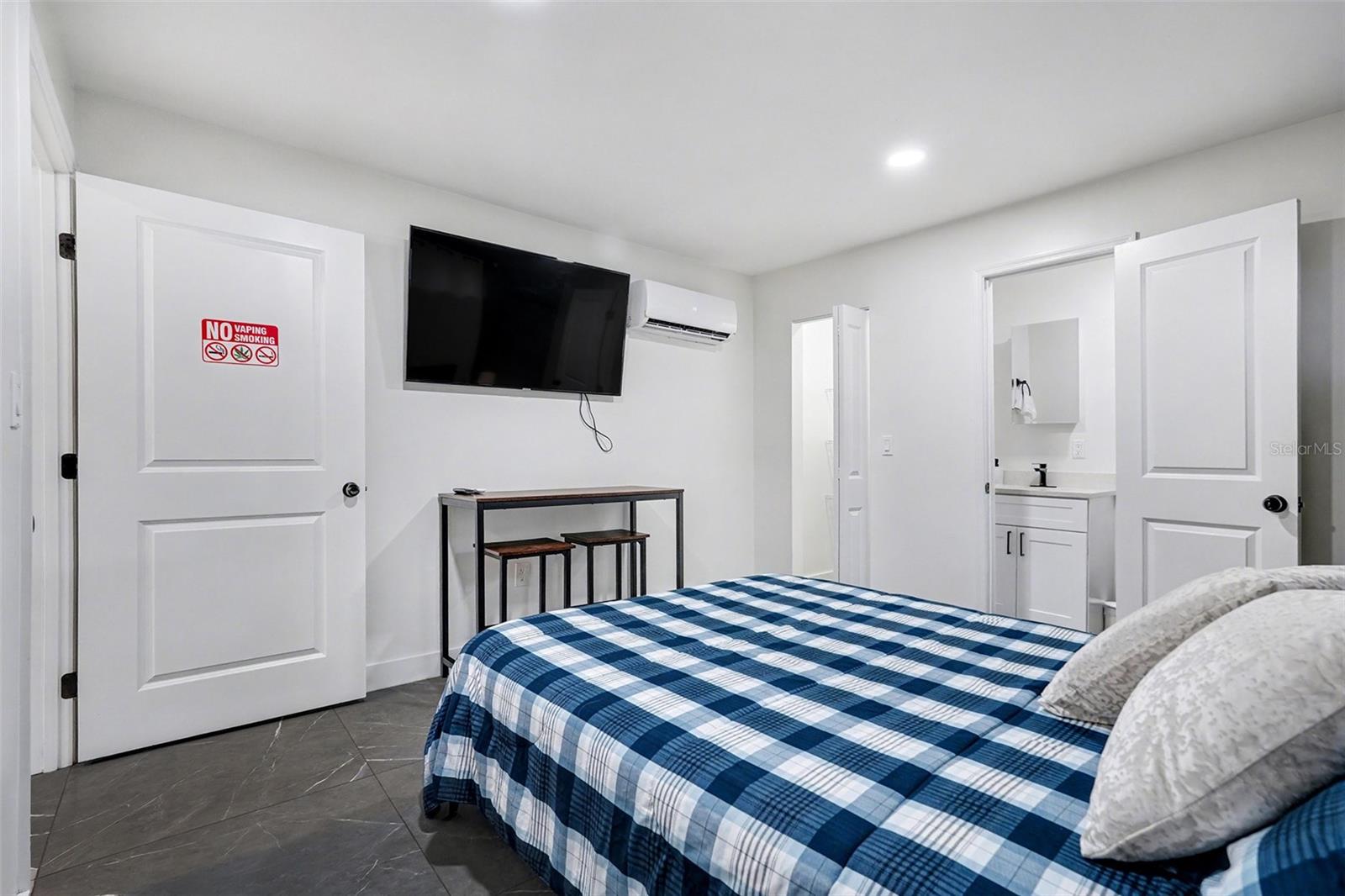 Image 18 of 33 For 611 Huntington Street