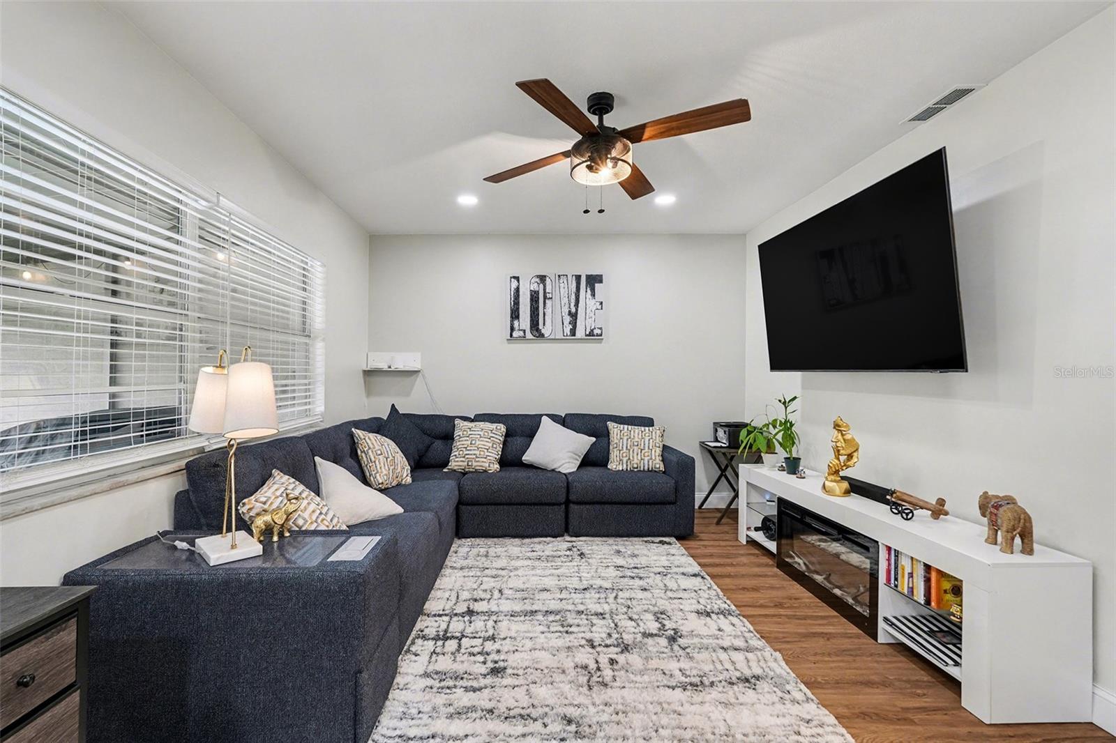 Image 2 of 33 For 611 Huntington Street