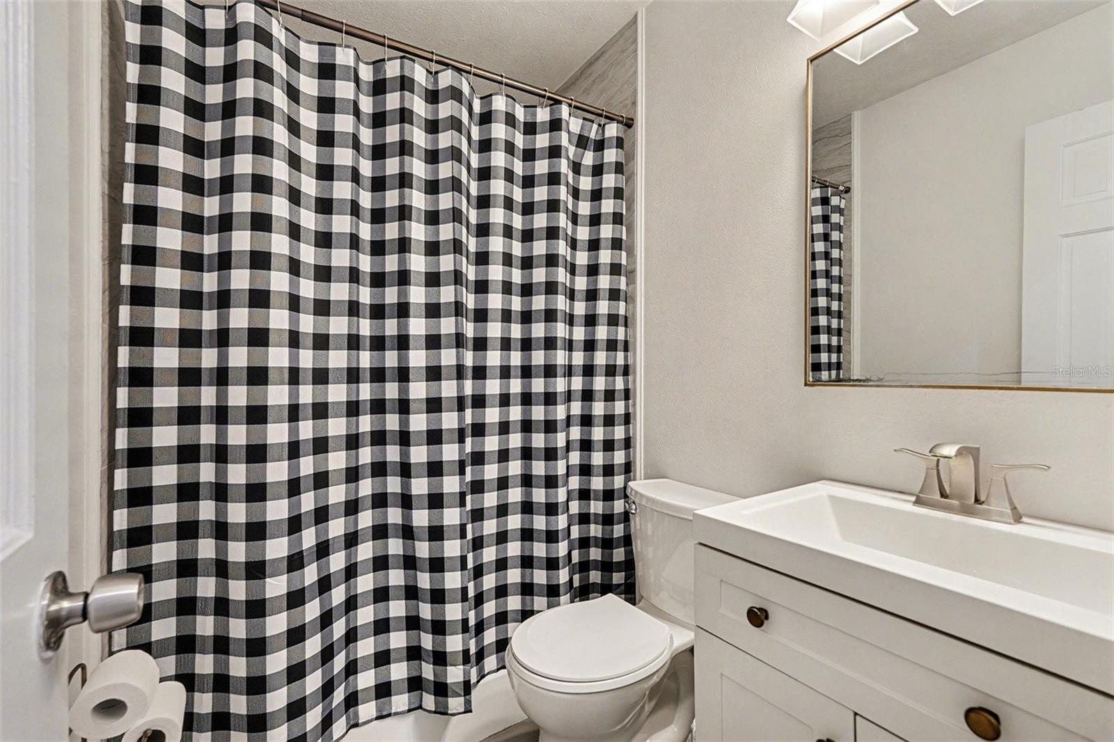 Image 23 of 33 For 611 Huntington Street