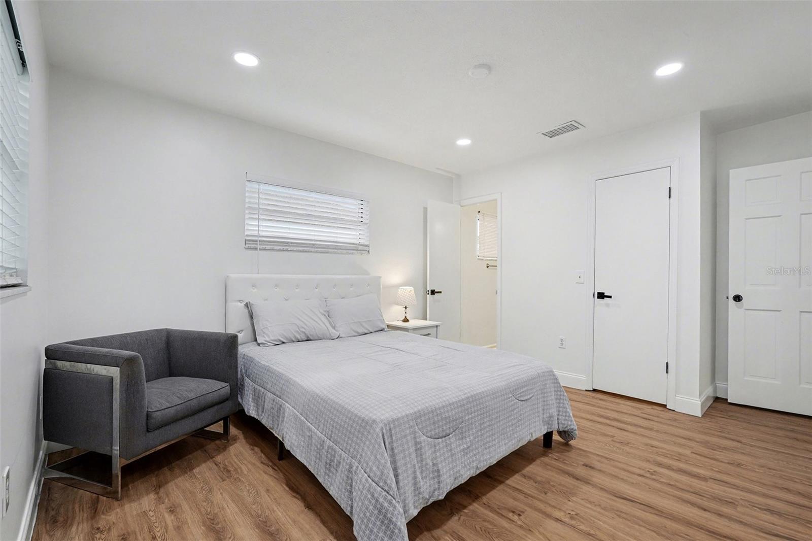 Image 24 of 33 For 611 Huntington Street