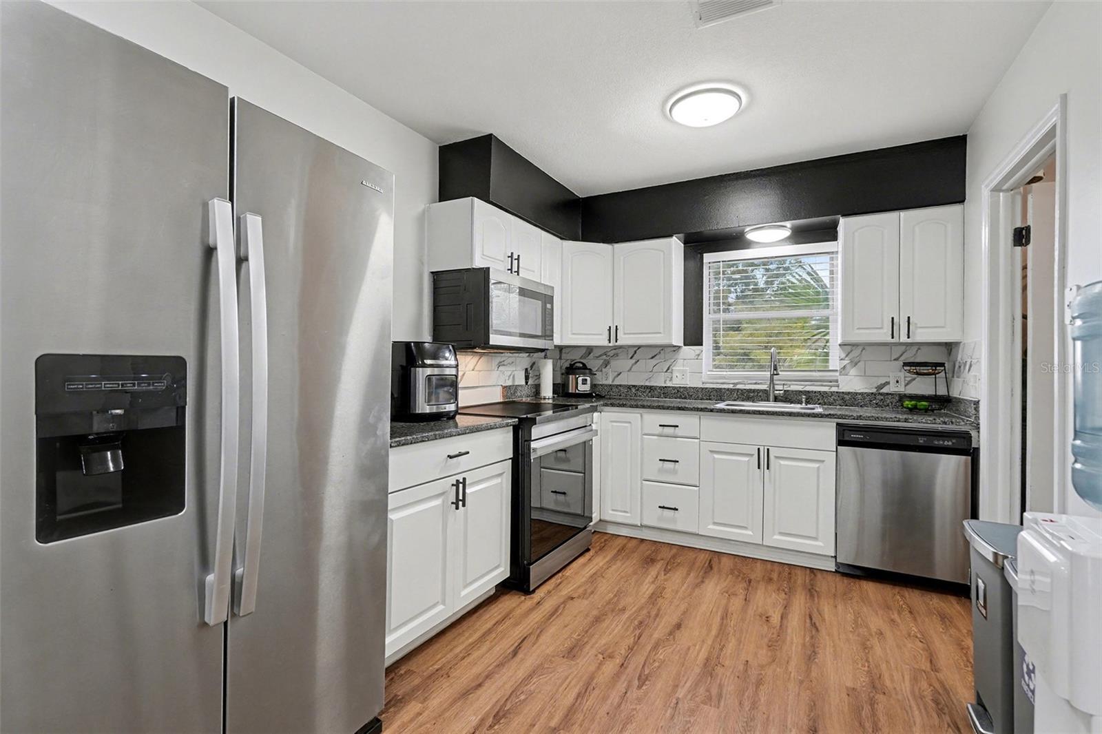 Image 4 of 33 For 611 Huntington Street