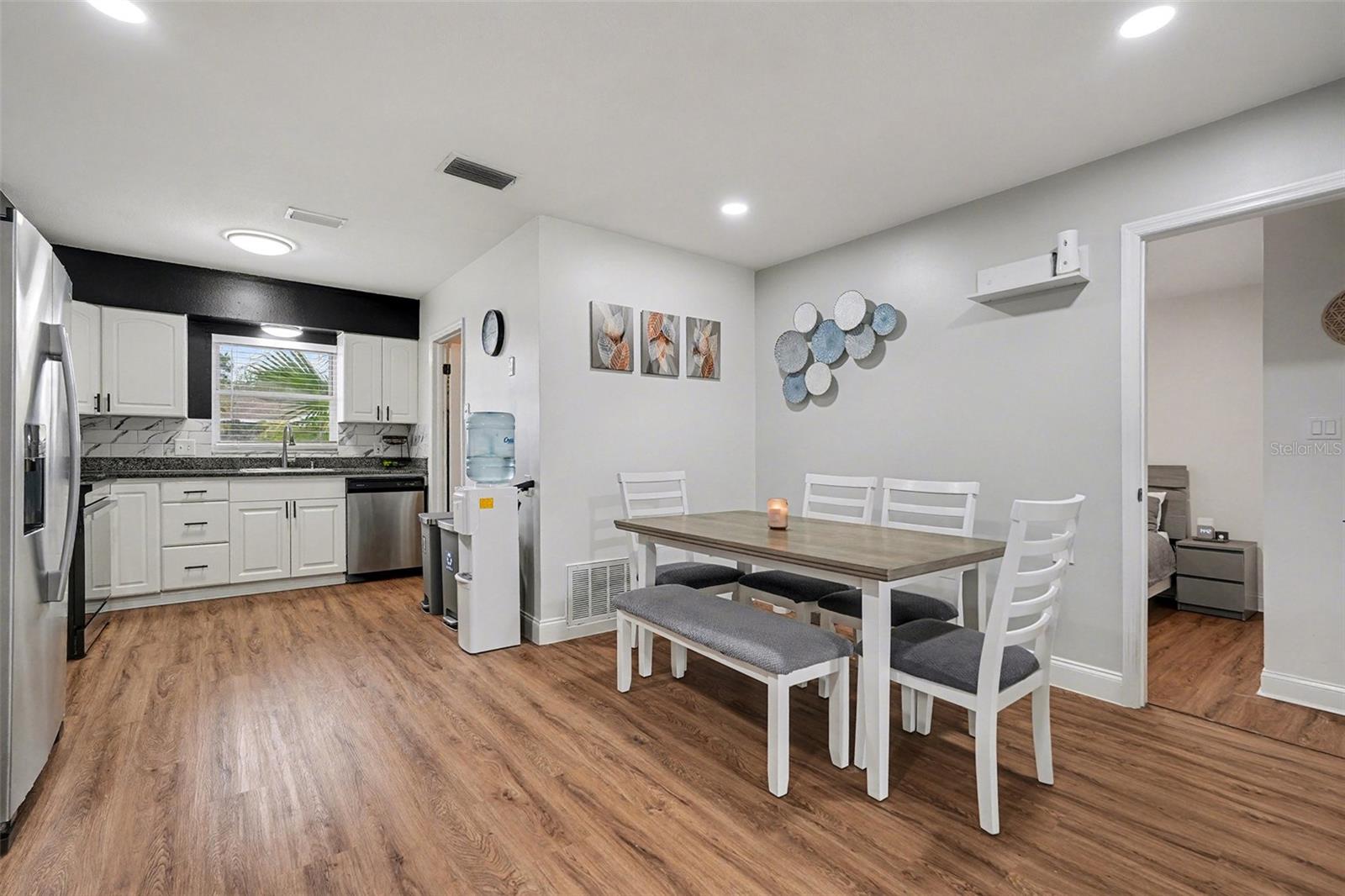 Image 5 of 33 For 611 Huntington Street