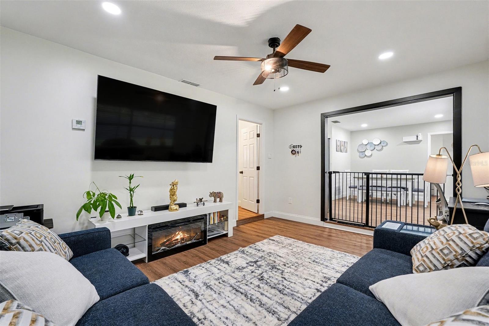 Image 7 of 33 For 611 Huntington Street