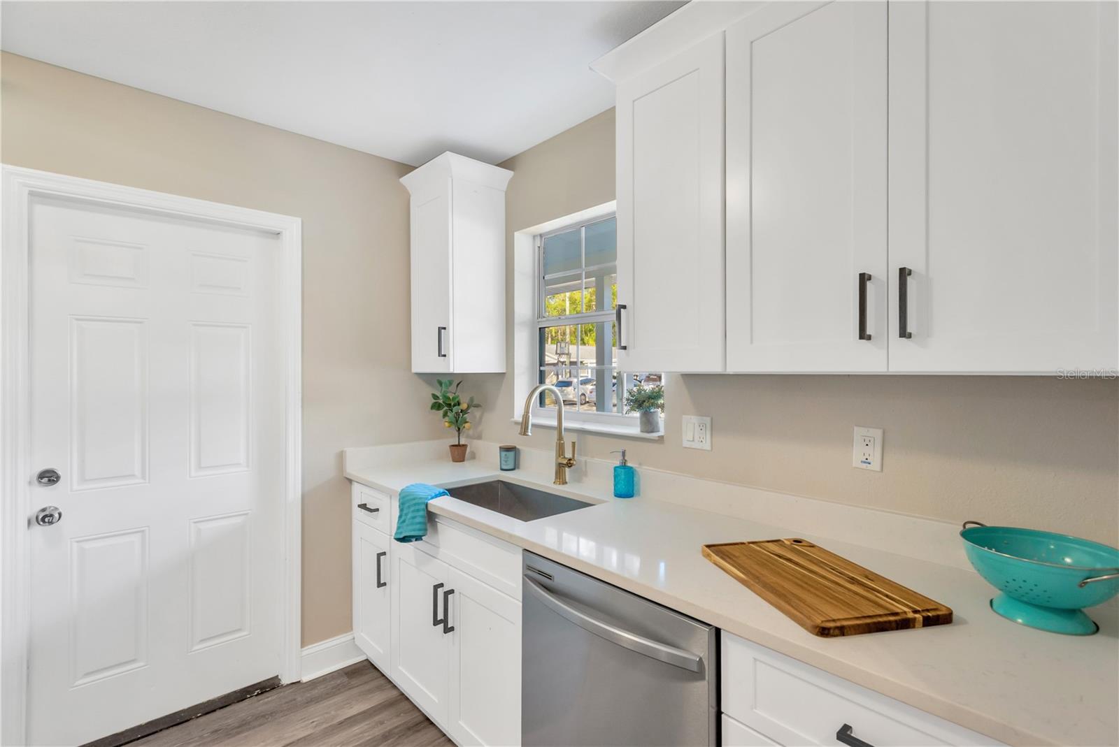 Image 7 of 24 For 14814 Iris Avenue