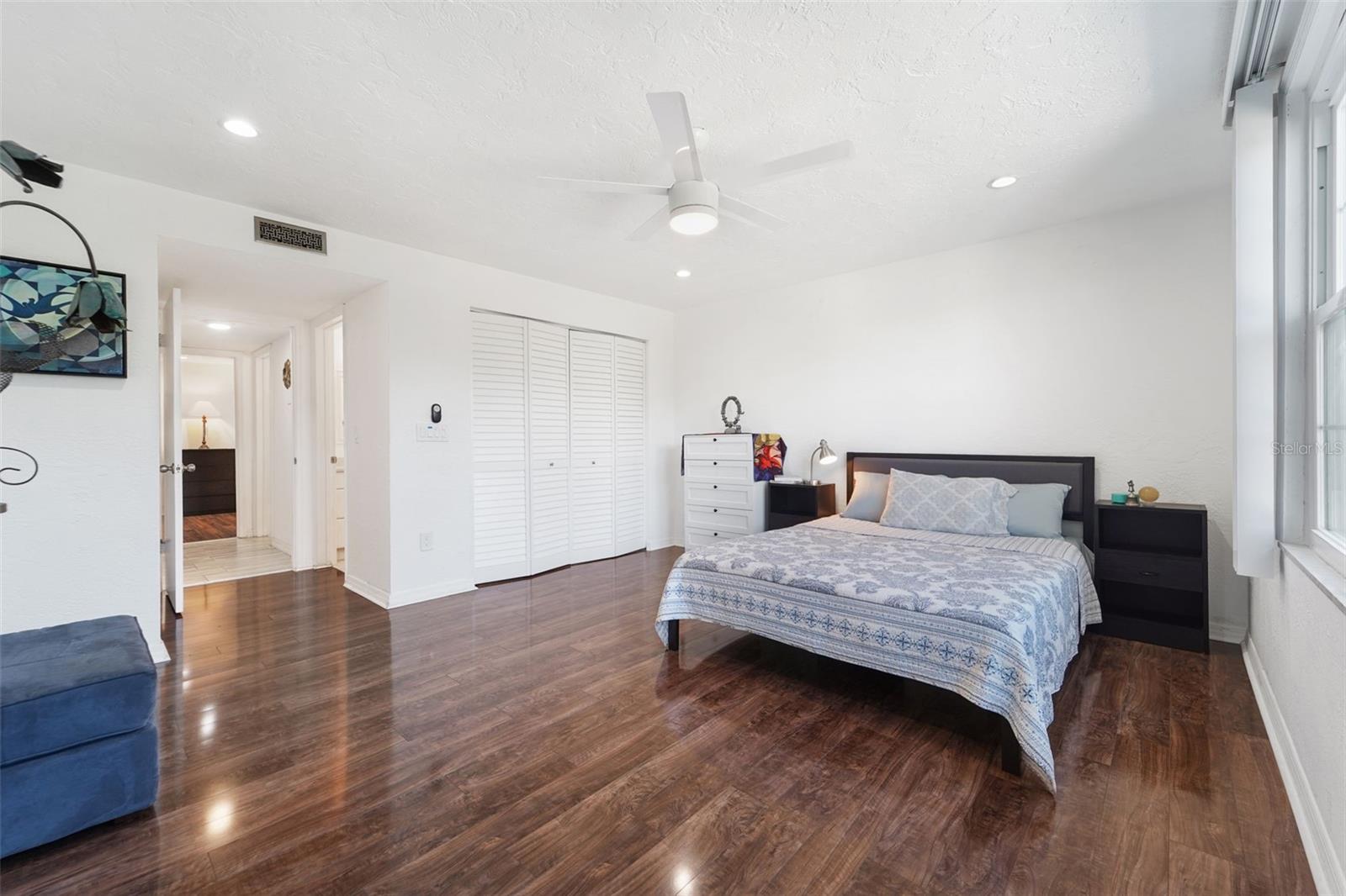 Image 14 of 27 For 4681 1st Street Ne 301