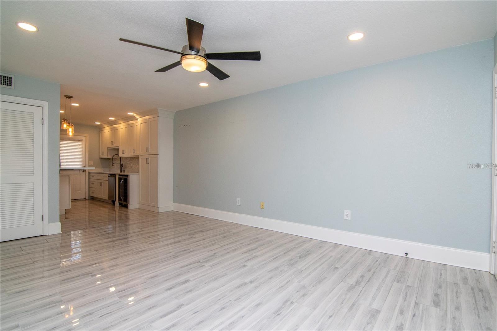 Image 7 of 11 For 208 Danube Avenue 204