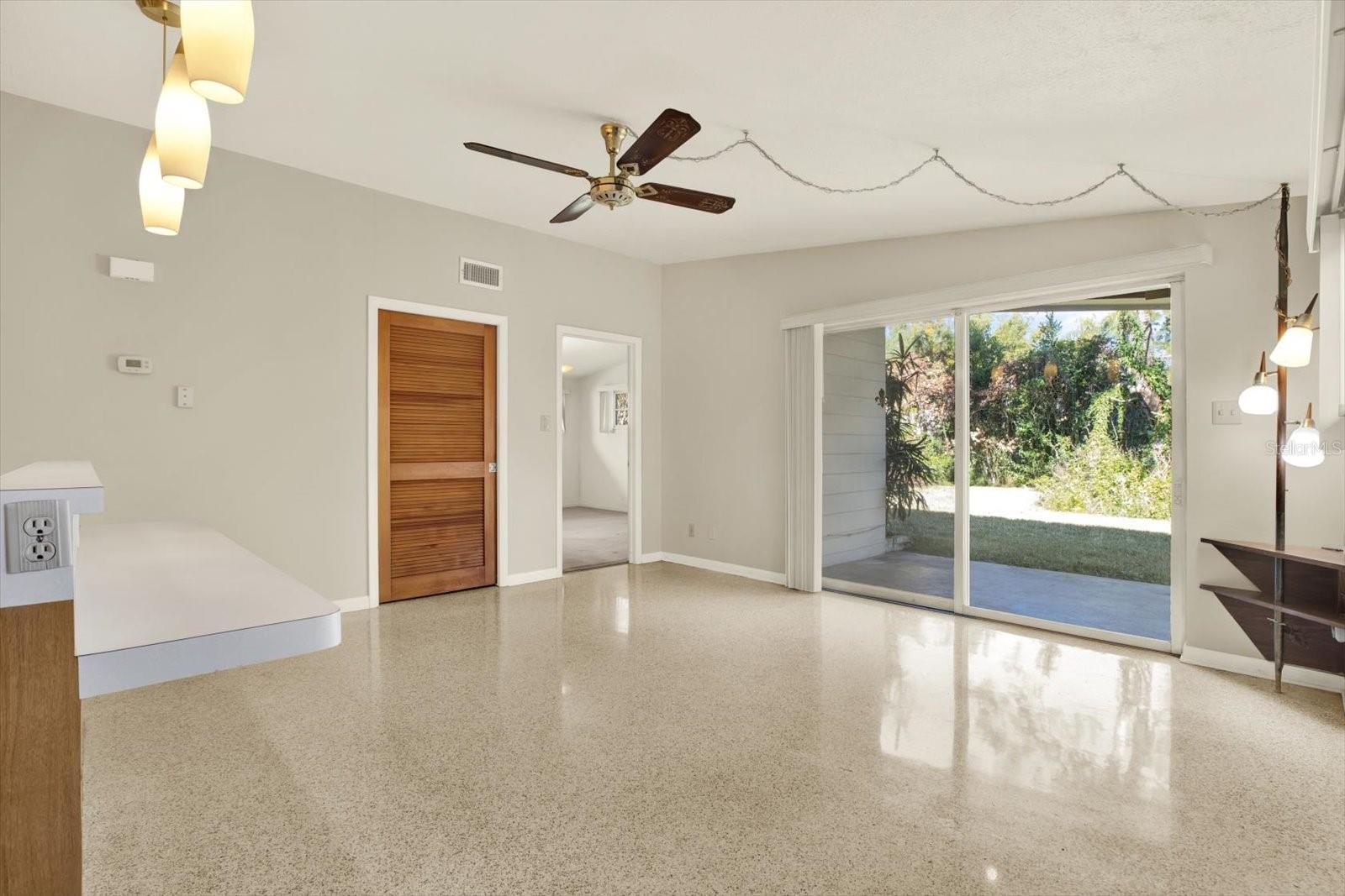 Image 16 of 33 For 121 Siobhan Avenue