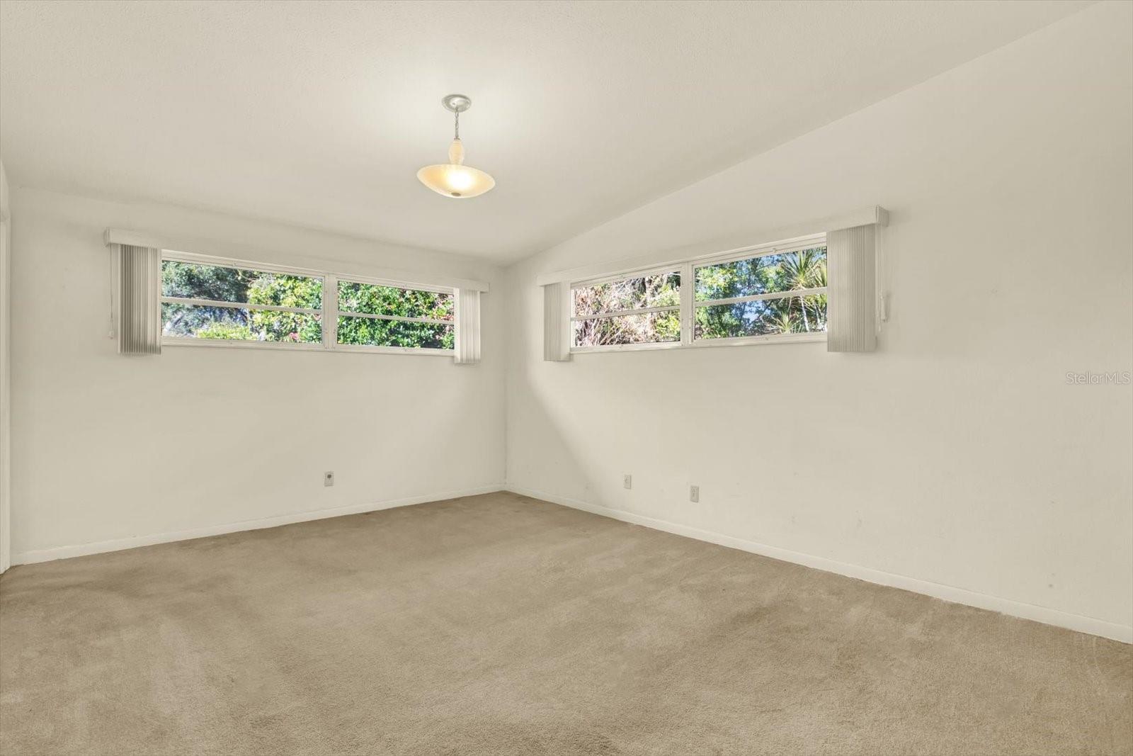 Image 17 of 33 For 121 Siobhan Avenue