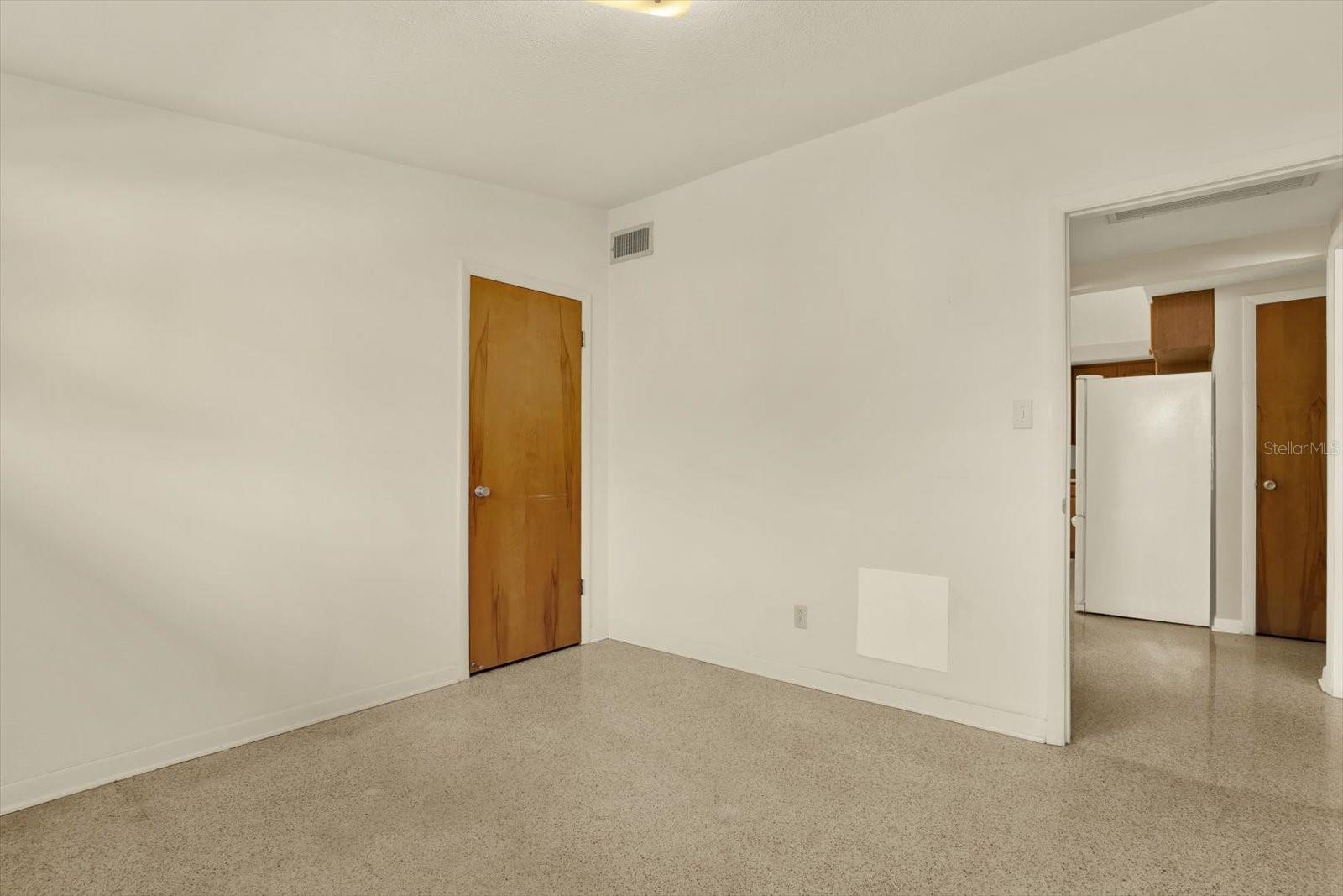 Image 21 of 33 For 121 Siobhan Avenue