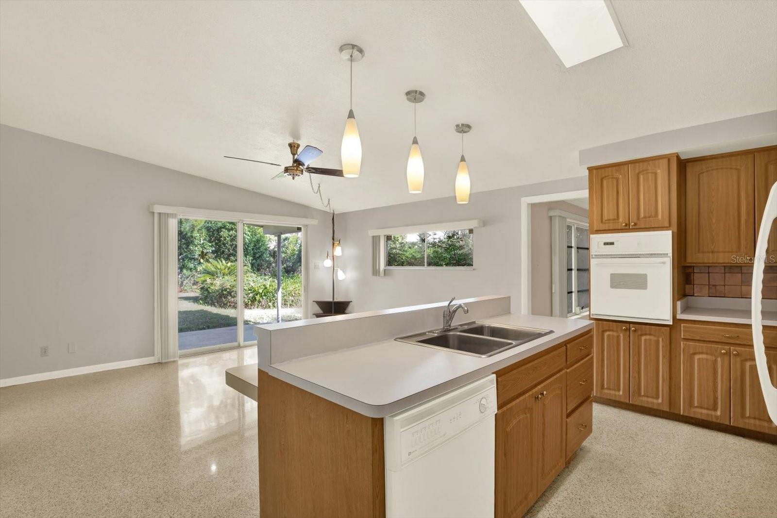 Image 5 of 33 For 121 Siobhan Avenue