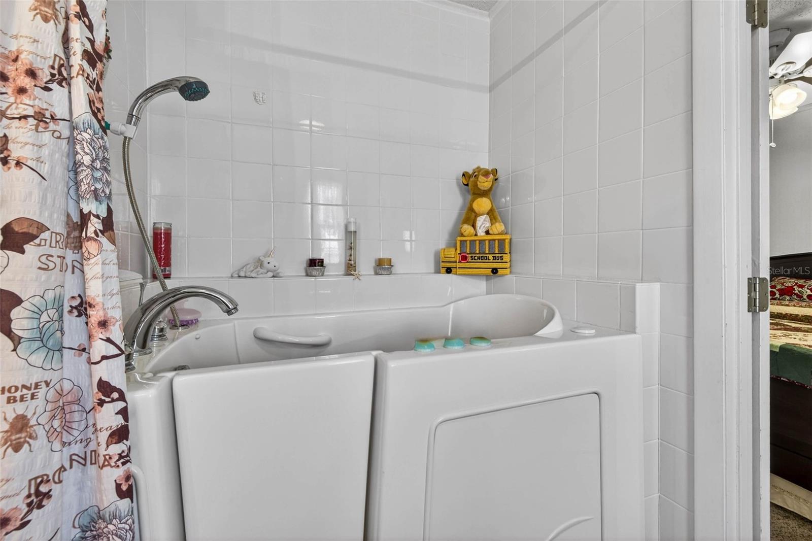 Image 16 of 37 For 35051 Condominium Boulevard