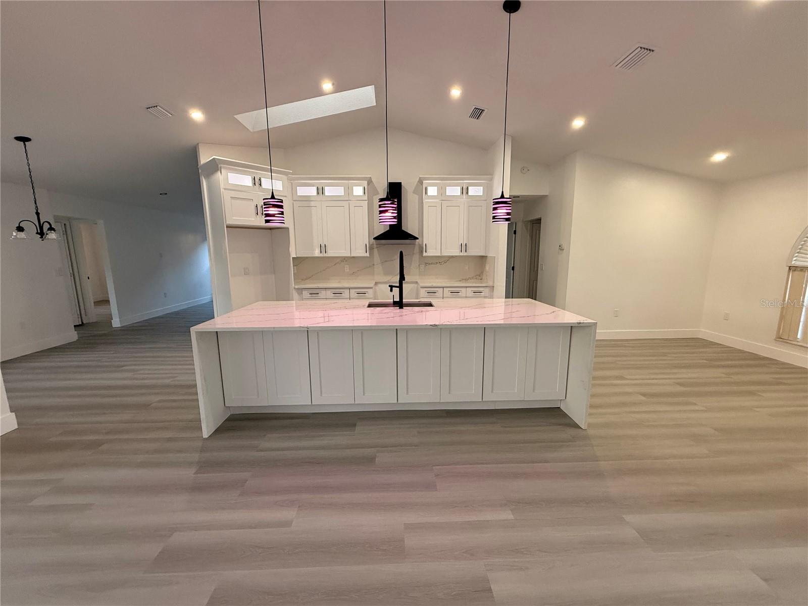 Listing photo id 2 for 6189 Schalekamp Drive