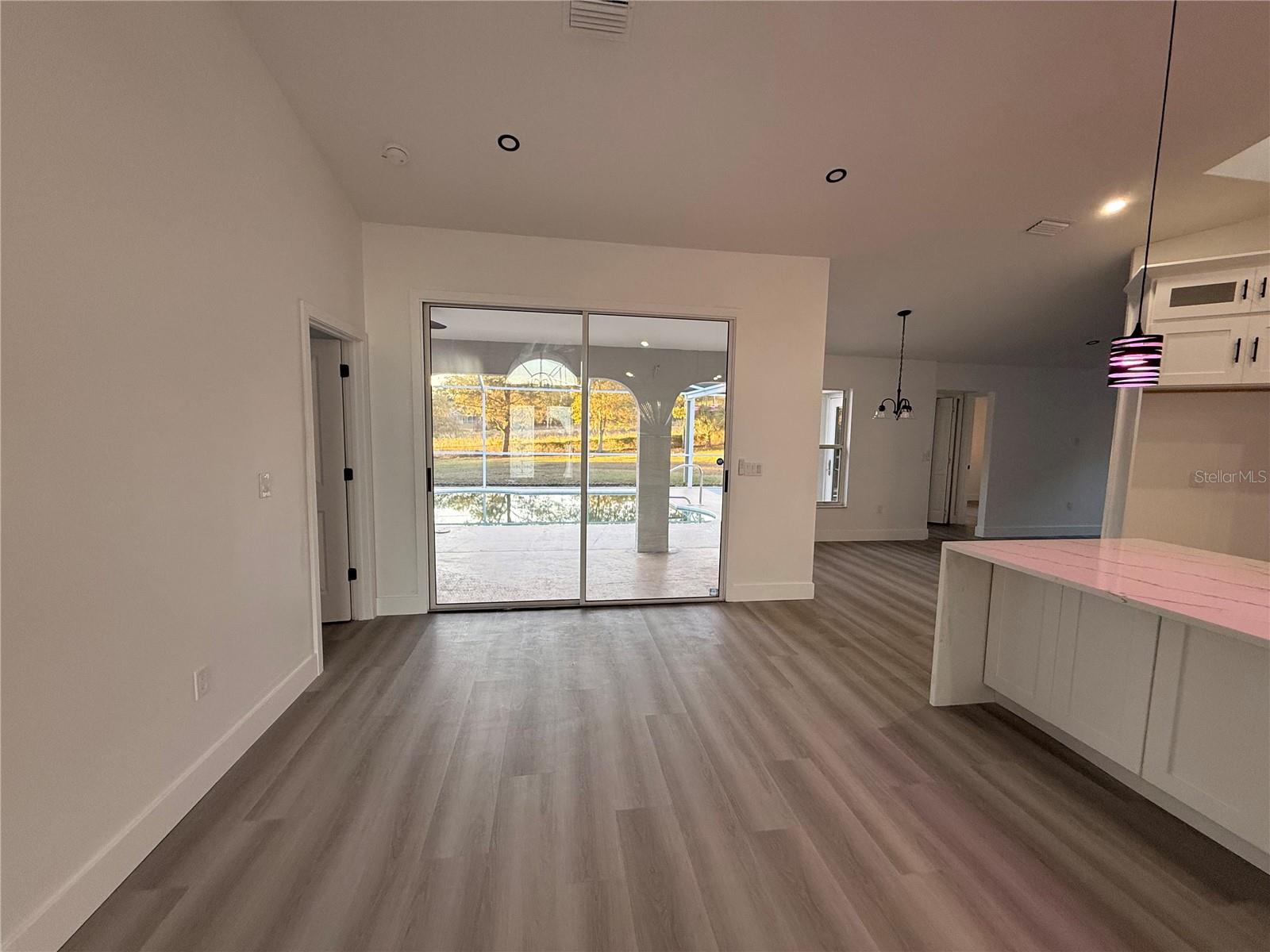 Listing photo id 3 for 6189 Schalekamp Drive